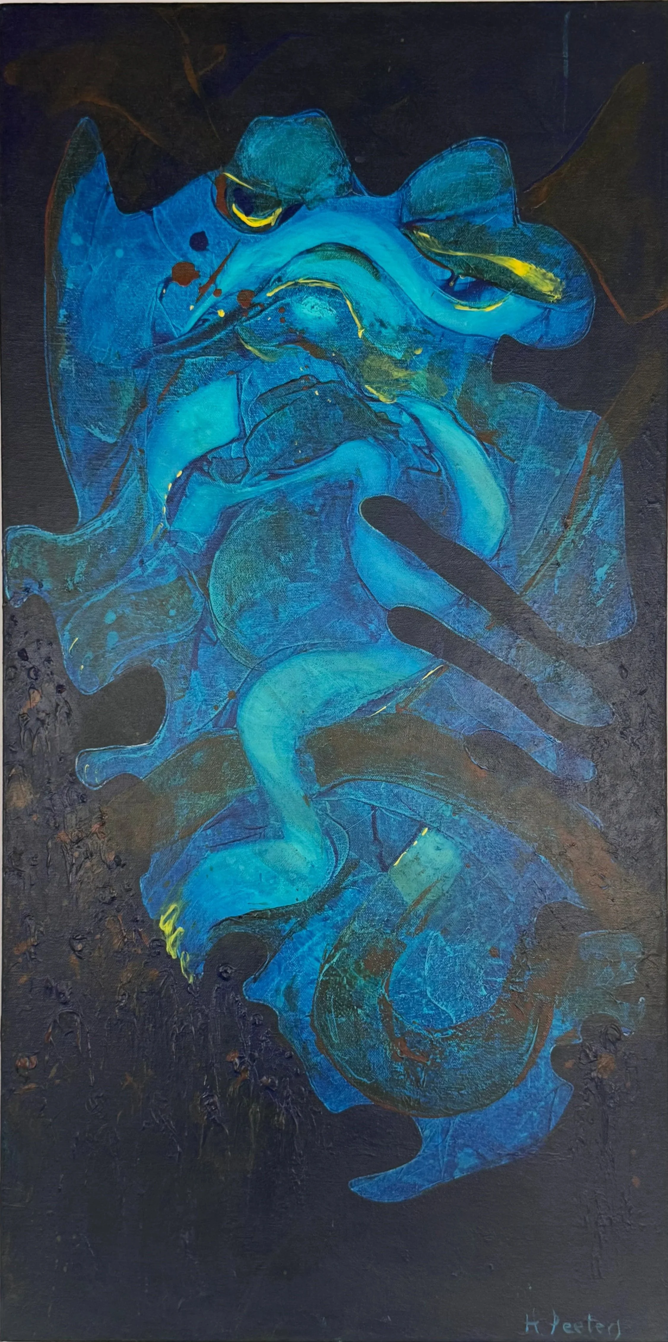Abstract schilderij met blauwe en groene vormen tegen een donkere achtergrond.