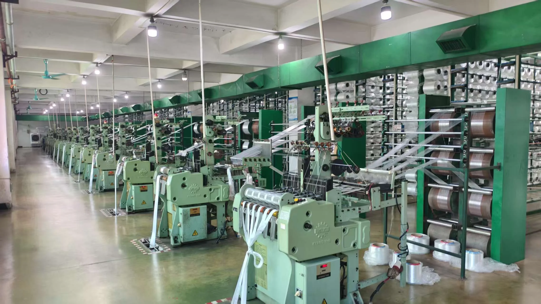 Automatic weaving machine to make straps with the best quality.