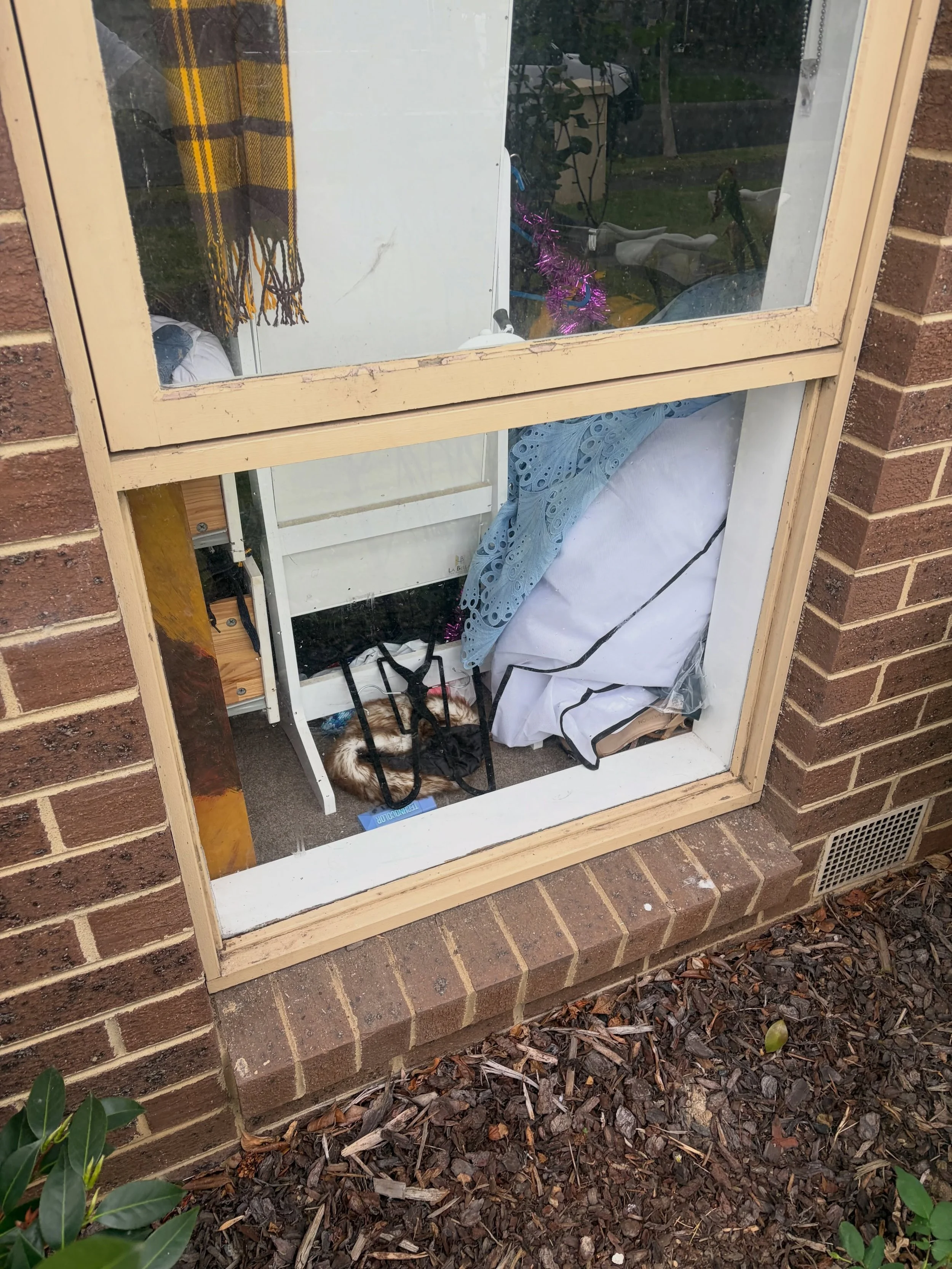 Broken window? Give us a call! 
Quote in minutes! Replacement in an hour ! ✅ 
📞  0411 946 933