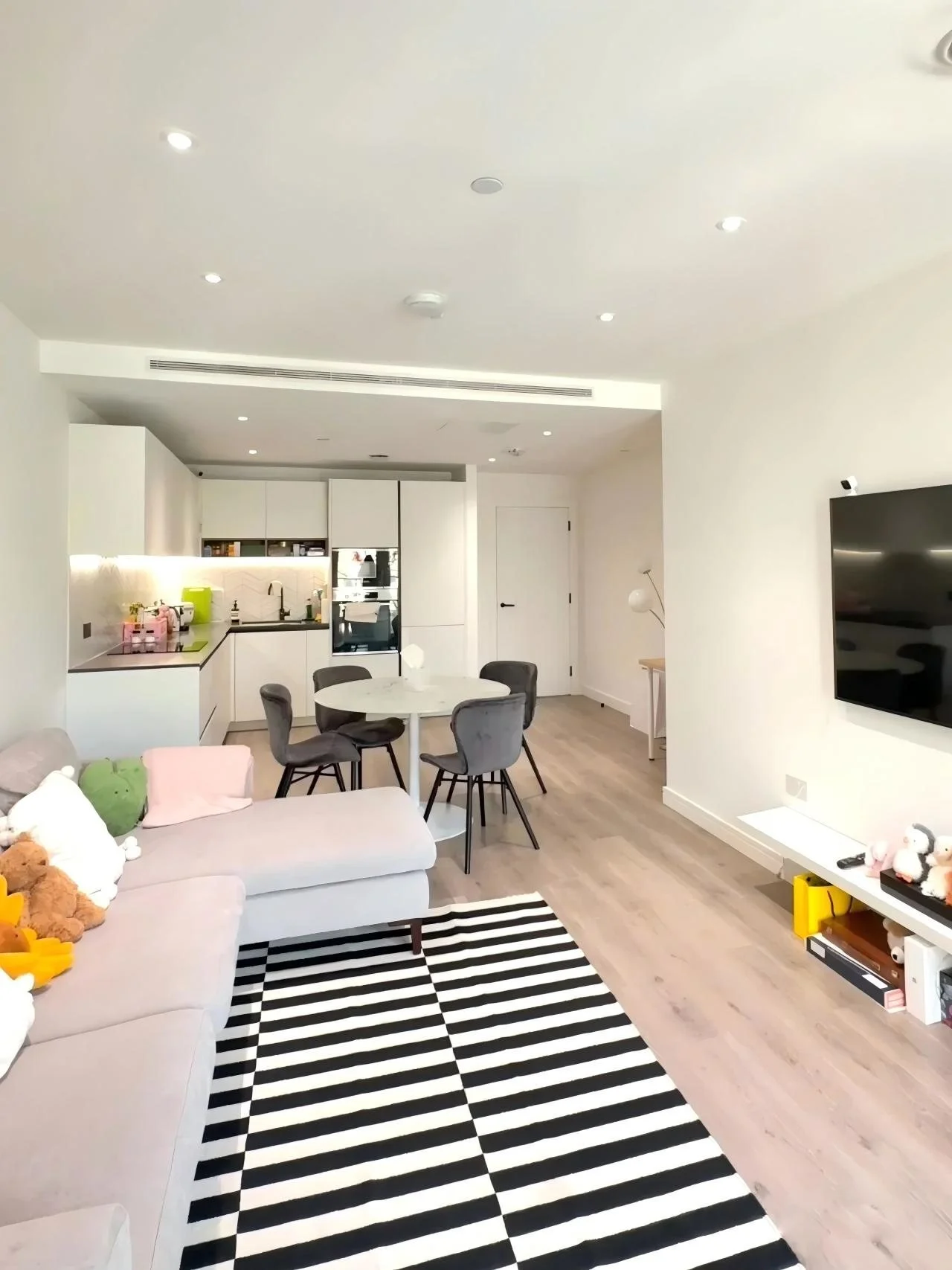 sovereign-court-w6-b-01-g-living.jpg