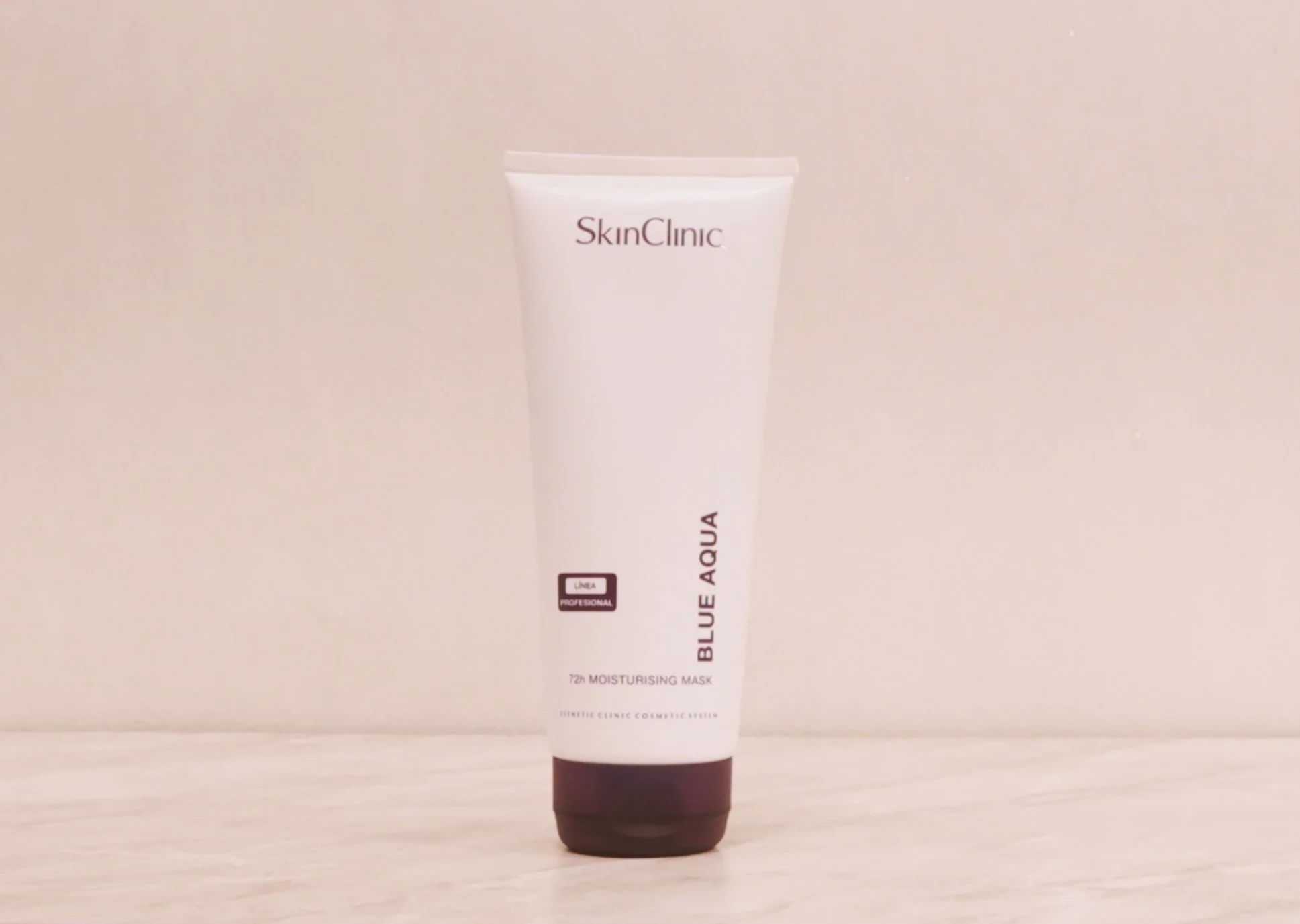 스킨클리닉 블루에이큐아(Blue Aqua) 수분 마스크 제품이 흰색 배경 위에 세워져 있다.