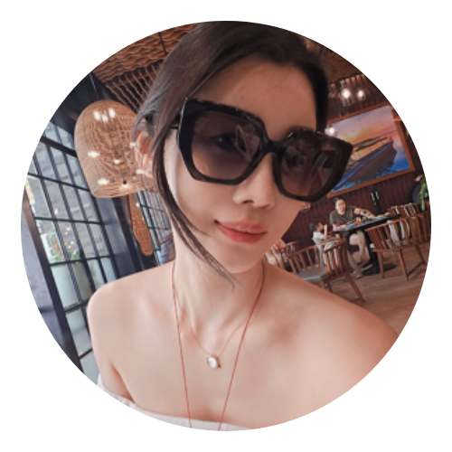 큰 검은 선글라스를 쓴 여성의 셀카, 카페나 레스토랑 내부에서 찍은 모습.