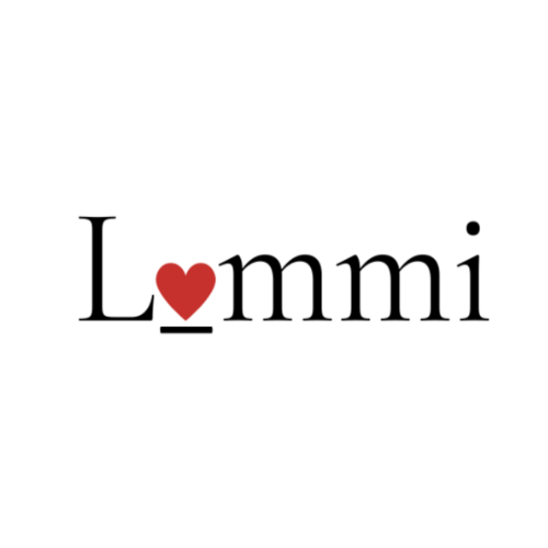 검은색 텍스트로 'Lomi'라고 적혀 있고, 'Lomi'의 'o'는 빨간 하트 모양으로 대체된 로고 이미지