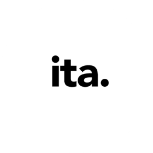 검정색 글씨로 'ita.'라고 적힌 로고, 흰색 배경에 원형 테두리.