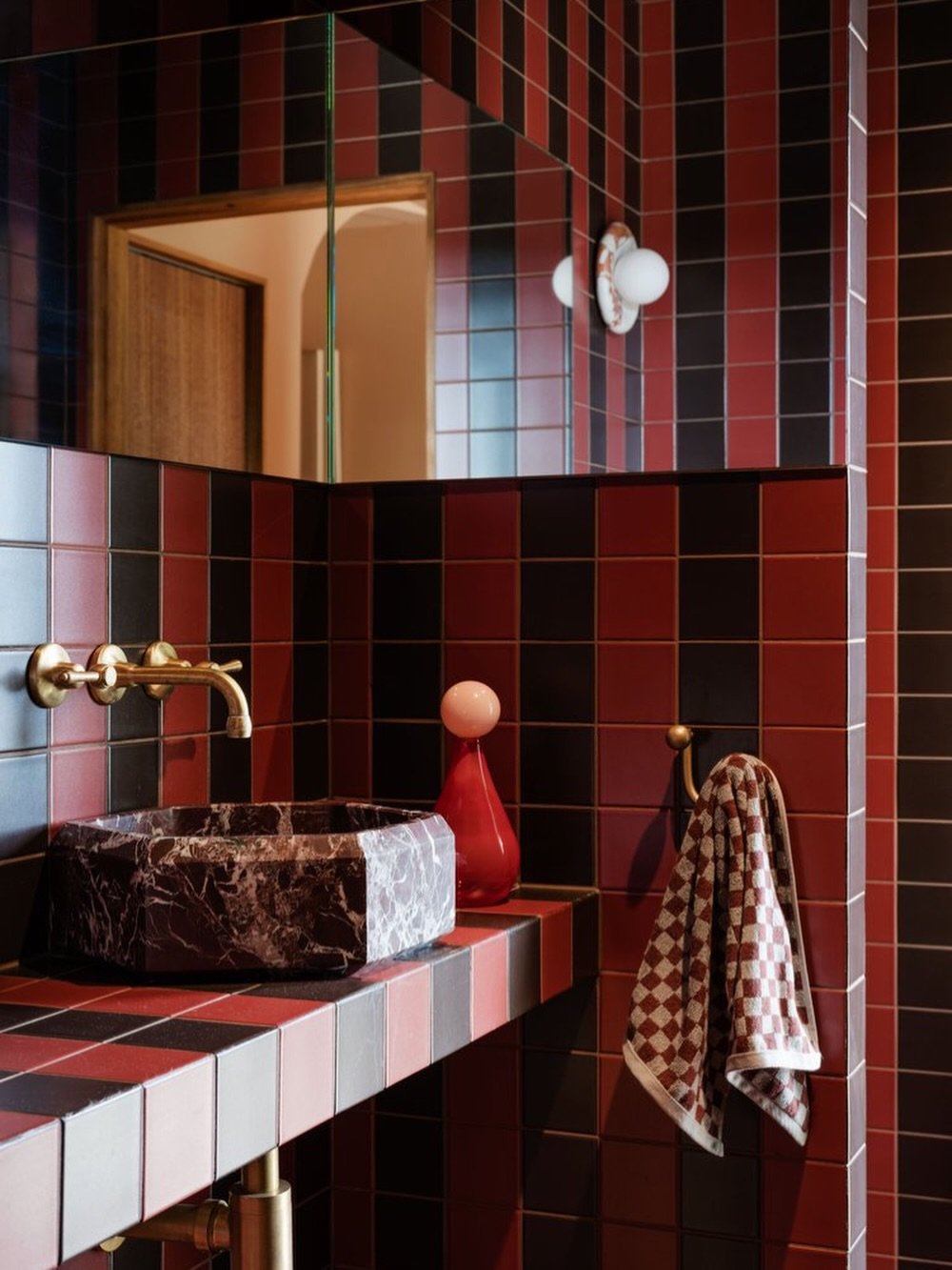 Main character energy, bathroom edition. ❤️&zwj;🔥 

#threefoldswansea #airbnbtasmania