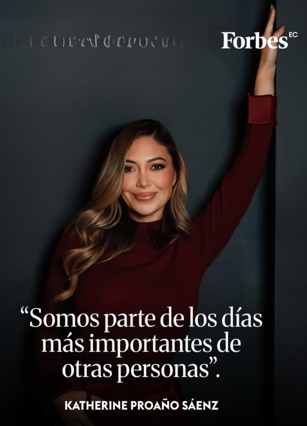 A woman with long wavy hair smiling and raising her right arm against a dark background with a quote in Spanish and the Forbes logo.
