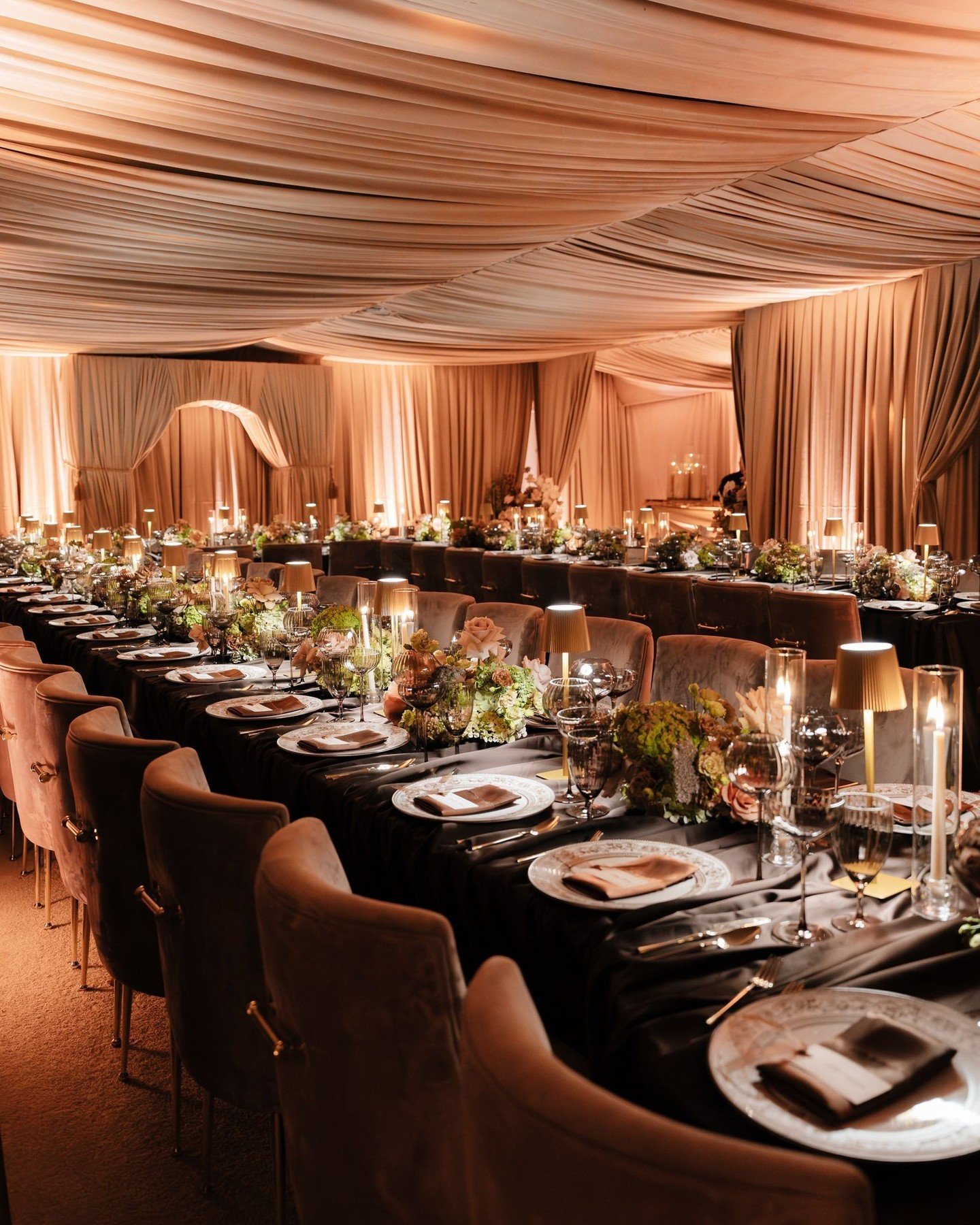 The kind of wedding dinner setting you never want to leave. 🥂 

For Pam &amp; Steven&rsquo;s reception, we wanted the room to feel just as special as the celebration itself. From the florals and tablescapes to every finishing touch, the entire setti