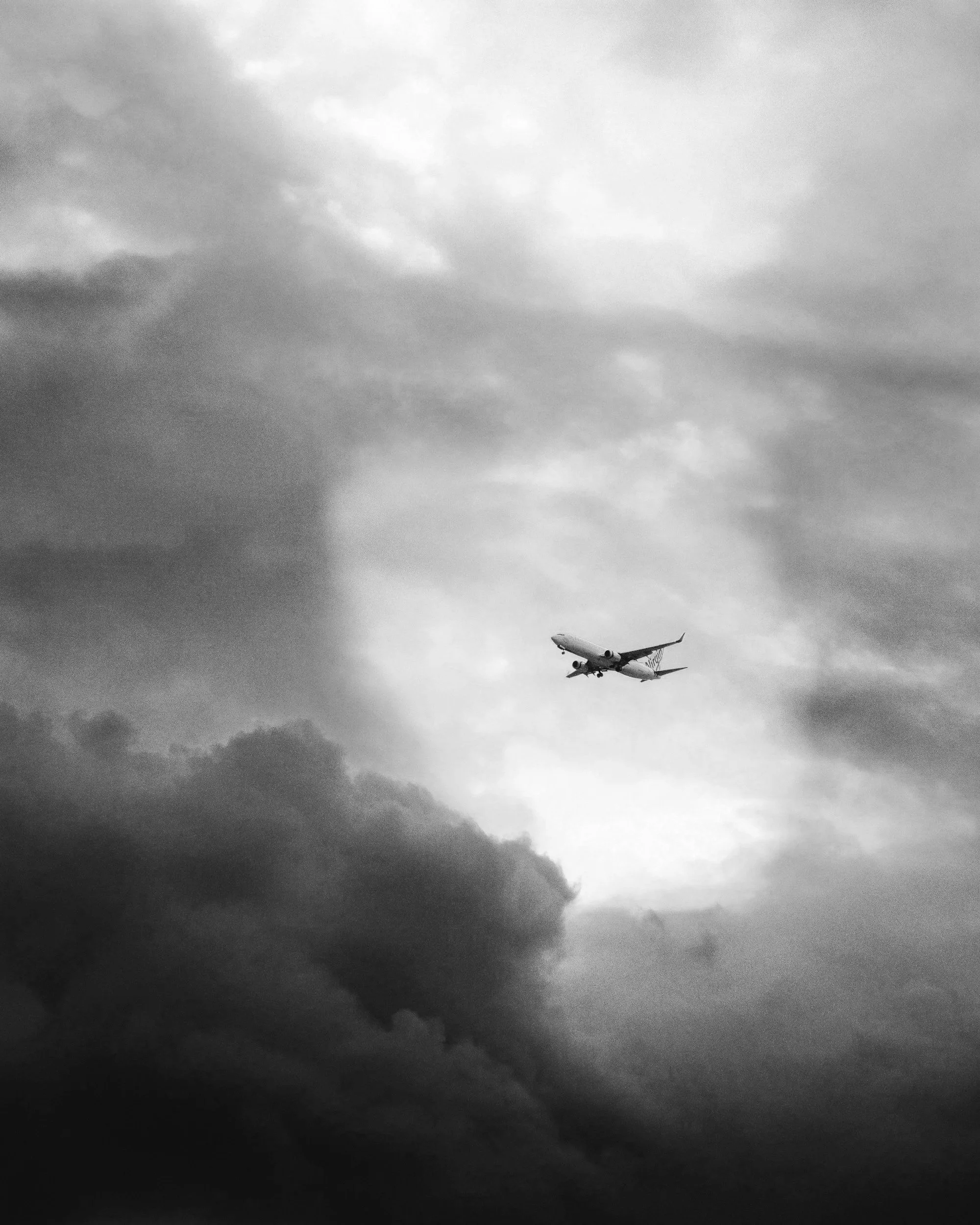 Avion de ligne en vol sous un ciel nuageux.