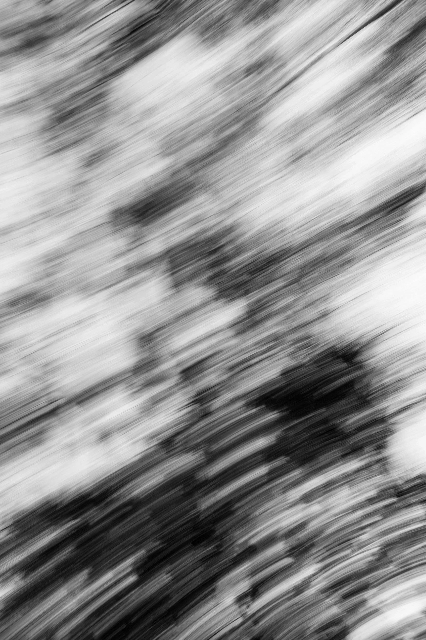 Image floue avec des lignes diagonales noires, blanches et grises.