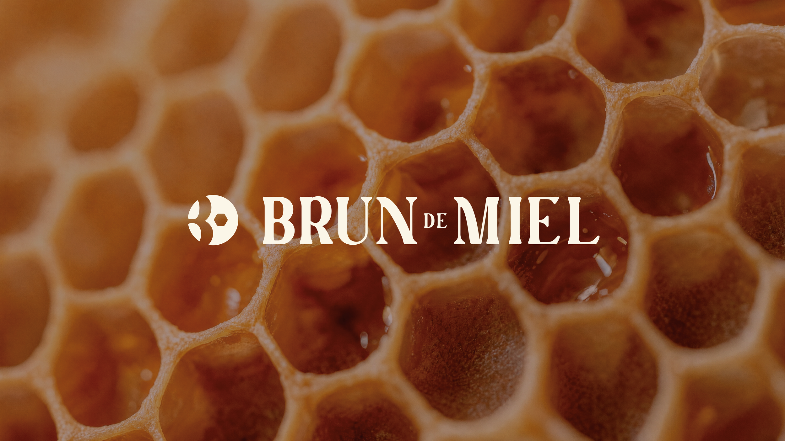 Gros plan d'une ruche avec des alvéoles remplies de miel, texte en français '33 BRUN DE MIEL'