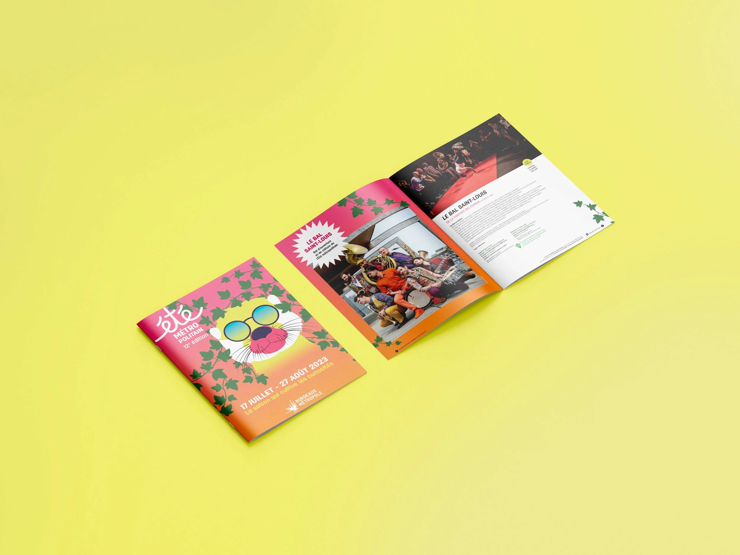 Un magazine ouvert avec une page présentant un spectacle de cirque et une autre page avec une image d'un chat avec des lunettes de soleil.