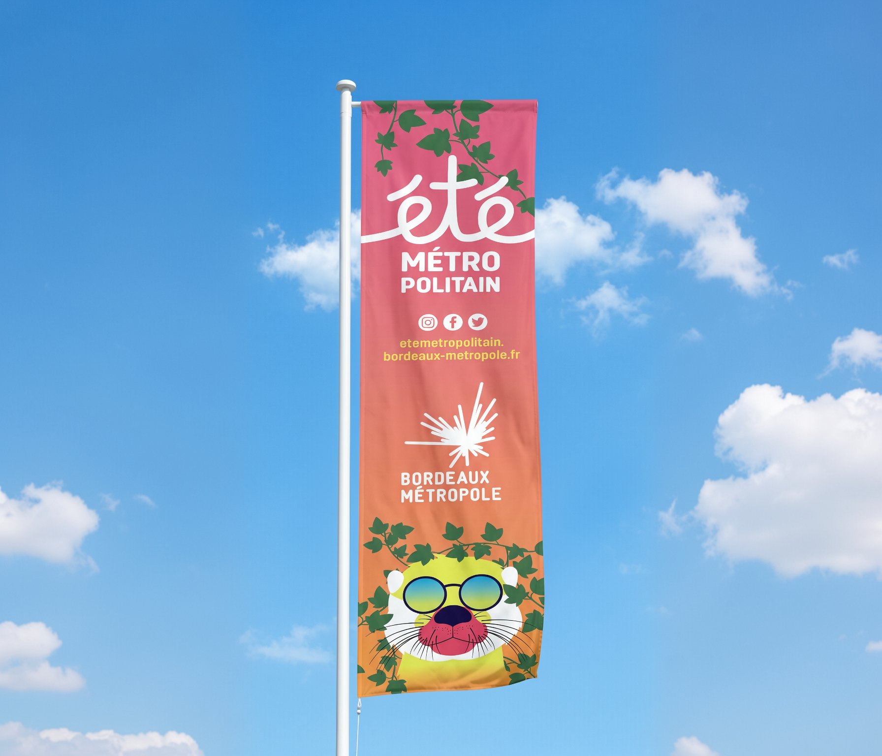Banderole rose, orange et verte avec le logo de Bordeaux Métropole, représentation d'une tête de lion avec des lunettes de soleil, dans un ciel bleu avec quelques nuages