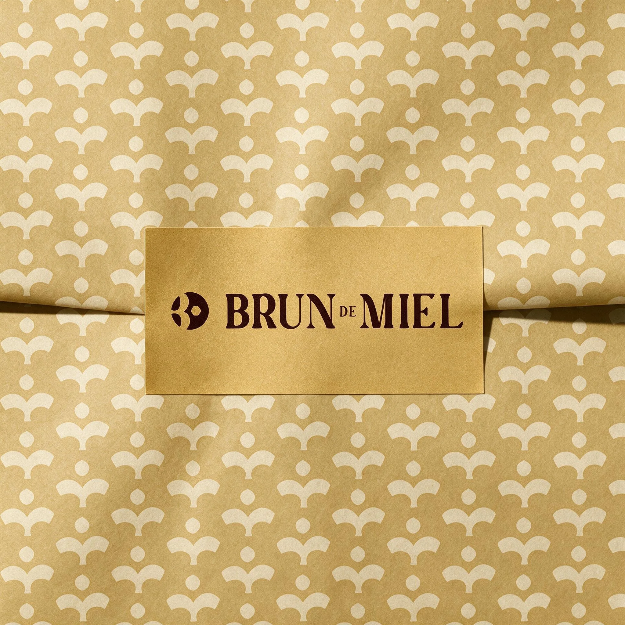 Une boîte de biscuits au miel brun