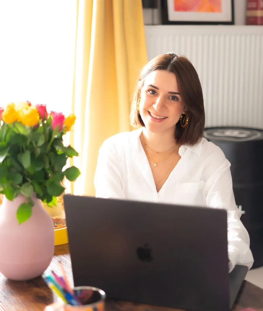 Portrait de Mathilde Douau, directrice artistique freelance à Bordeaux.