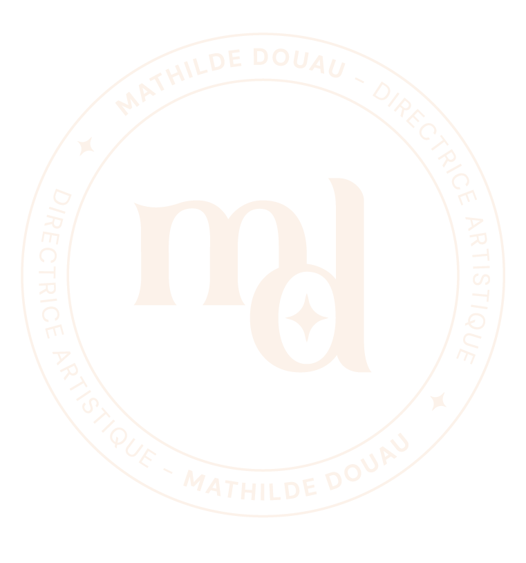 Logo circulaire noir et blanc avec le texte 'Mathilde Douau - Directrice Artistique' autour, et un grand 'md' au centre avec une étoile à l'intérieur du 'd'.