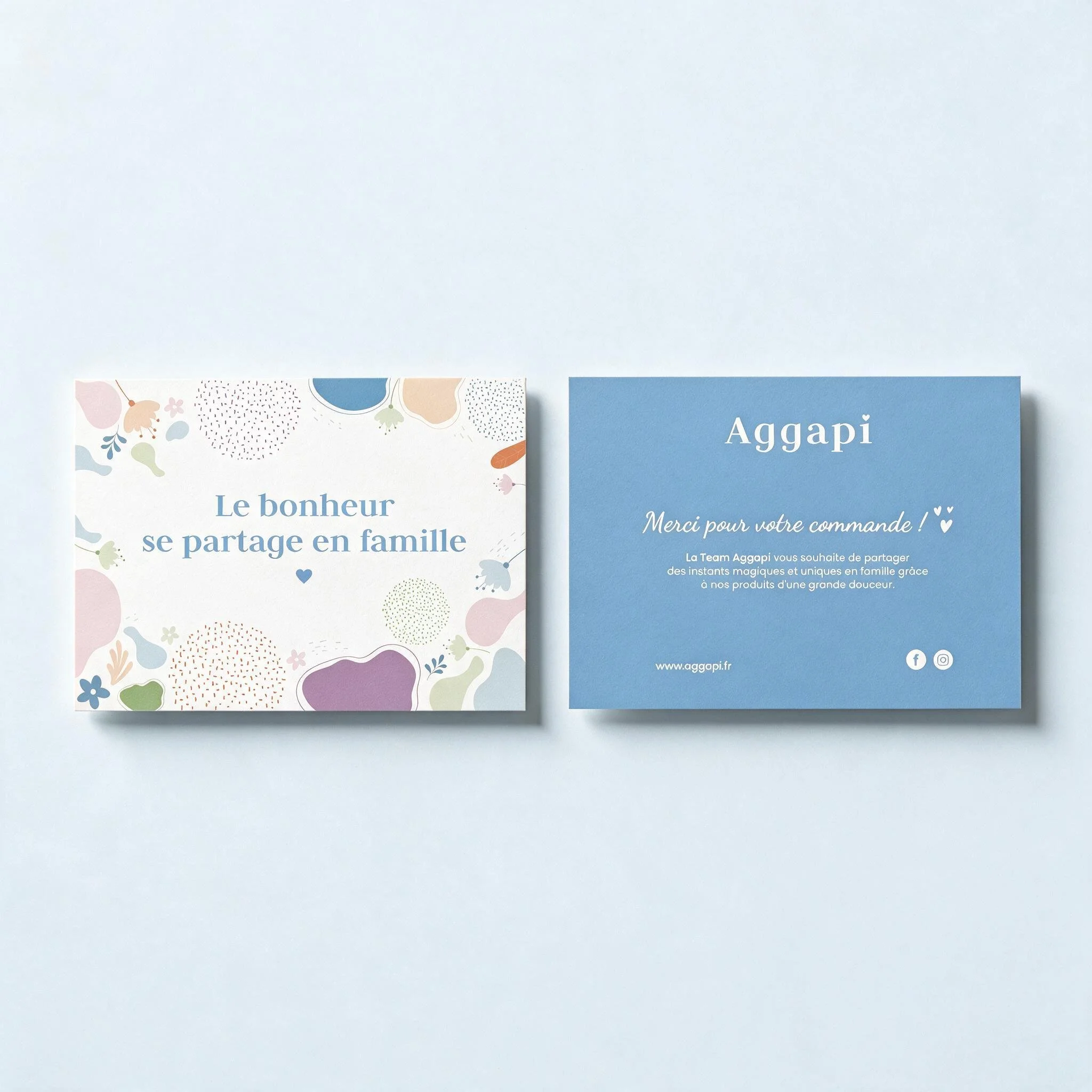 Deux cartes de voeux avec des messages en français, l'une disant 'Le bonheur se partage en famille' et l'autre 'Merci pour votre commande!'