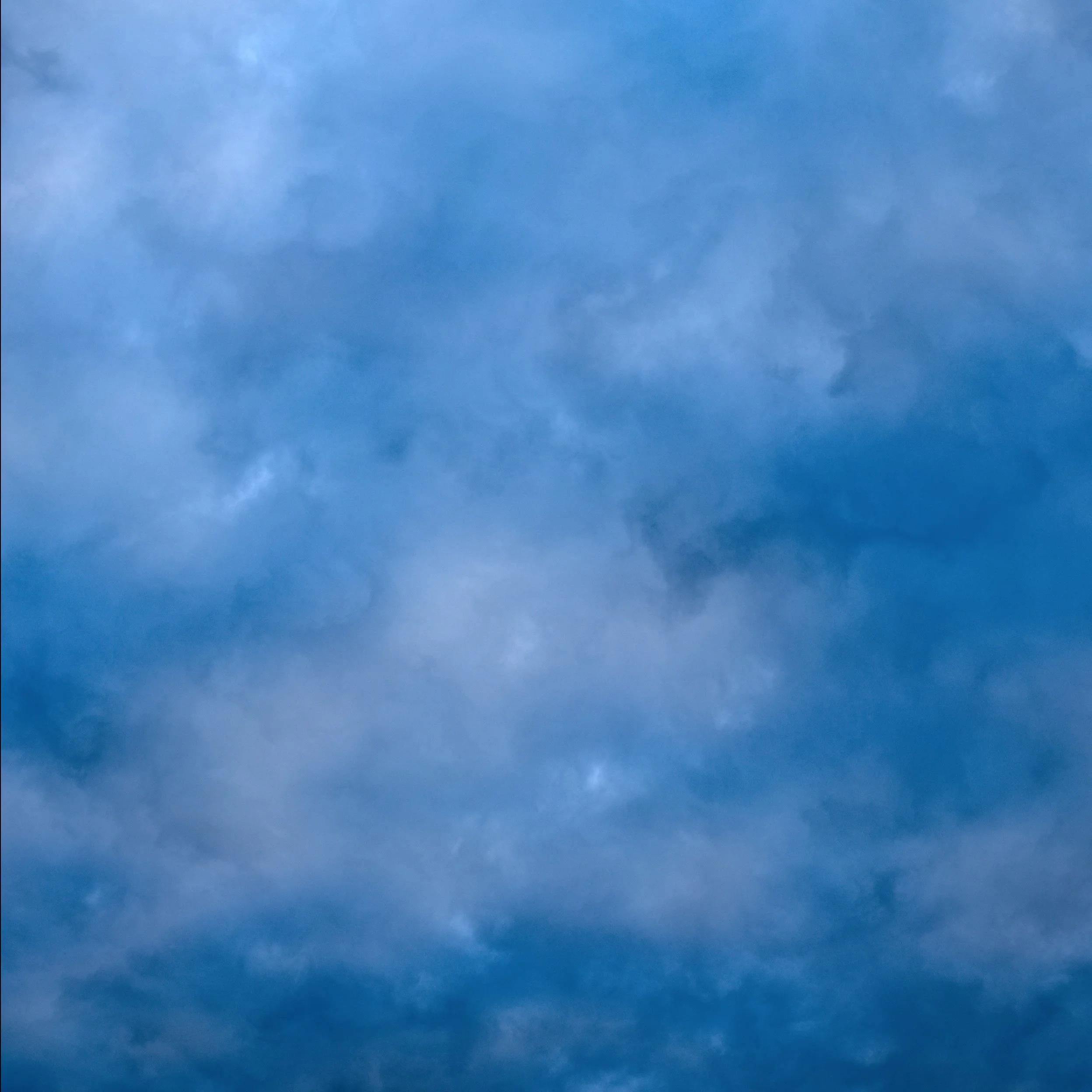 Ciel bleu avec quelques nuages blancs