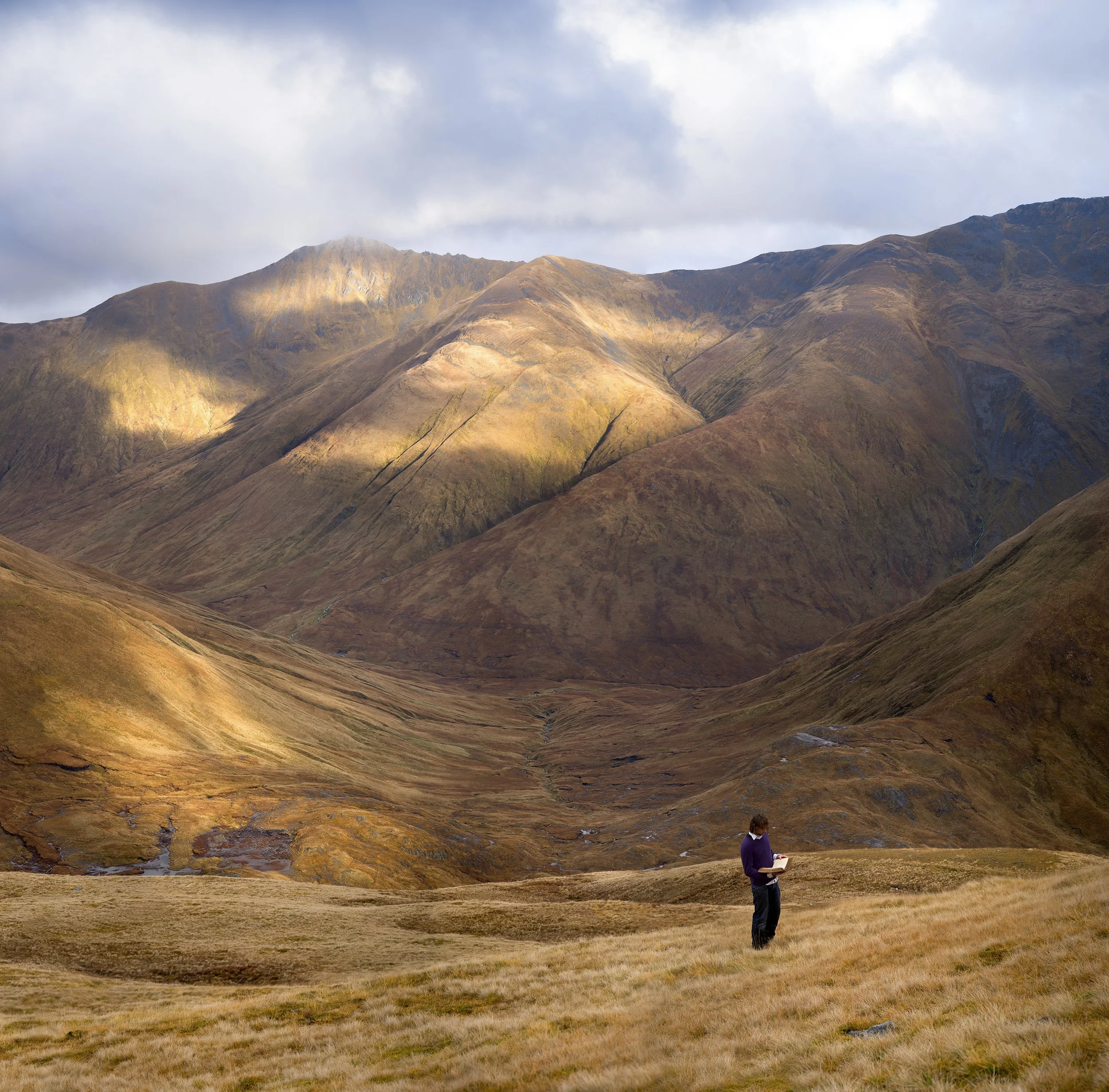 Marcheur solitaire dans une vallée de montagne baignée de lumière — photographie de Gaspard Noël