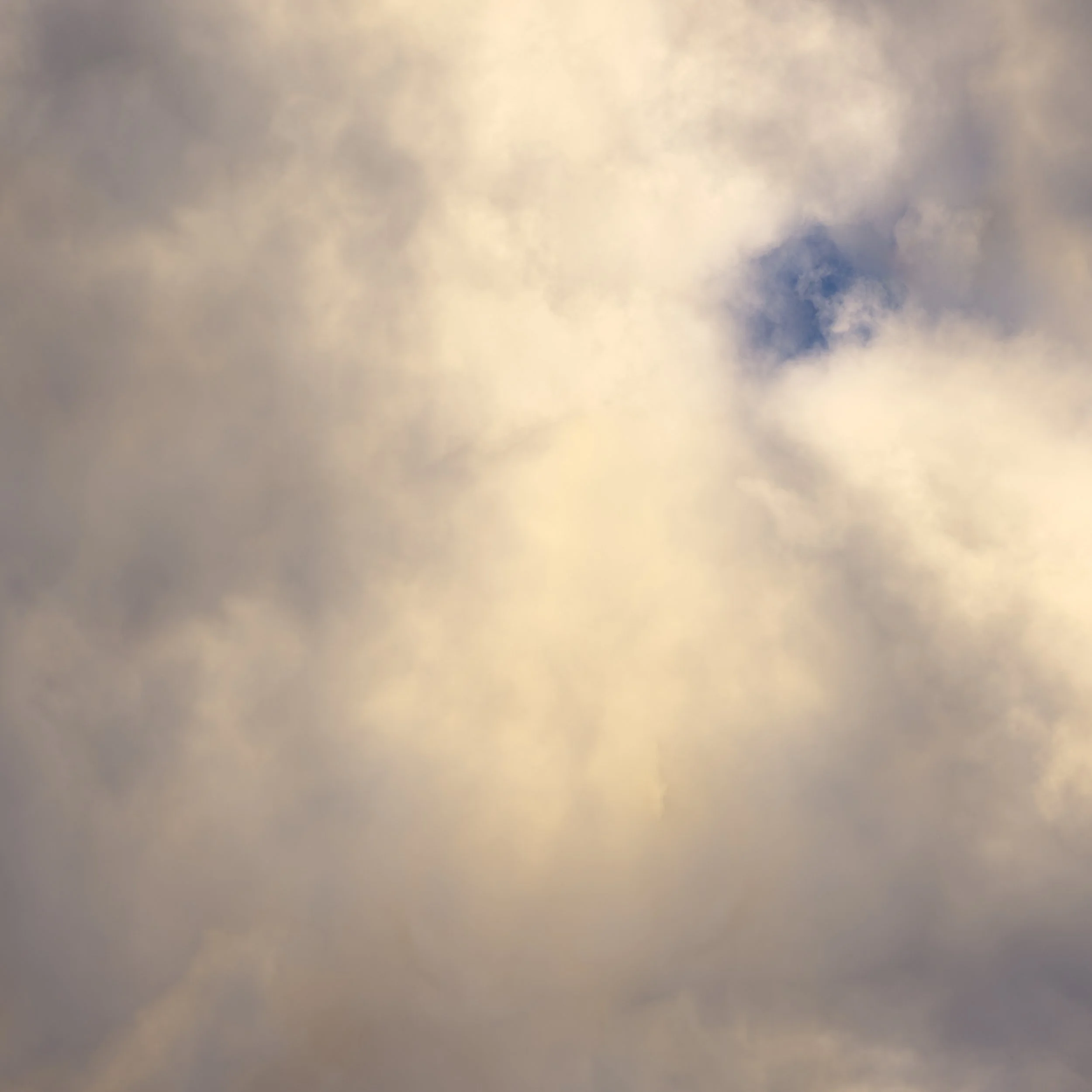 Ciel partiellement couvert de nuages avec un rayon de soleil visible — apaisant et joyeux