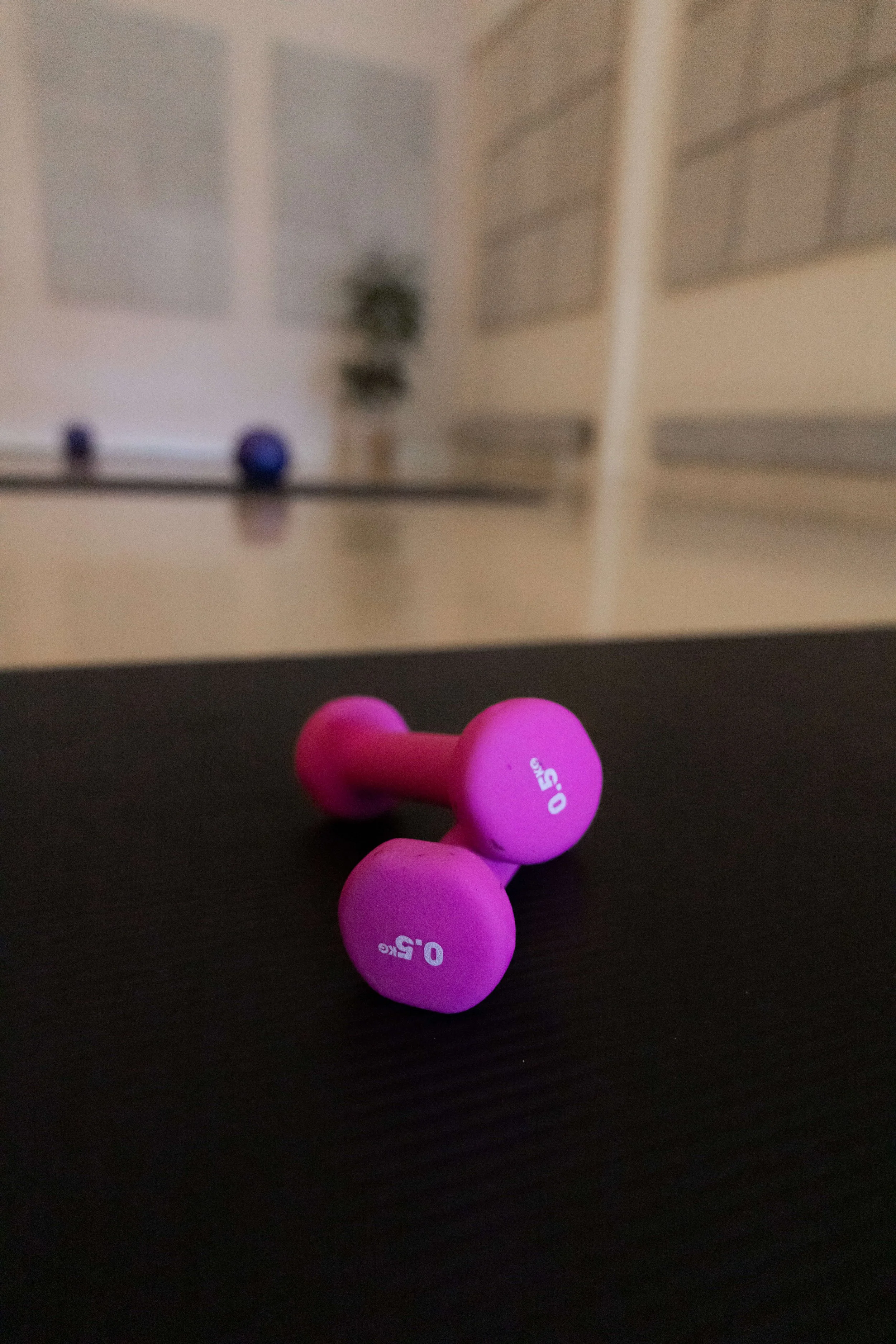 Kaksi pinkkiä käsipainoa SonWell pilatesstudiolla Vimpelissä