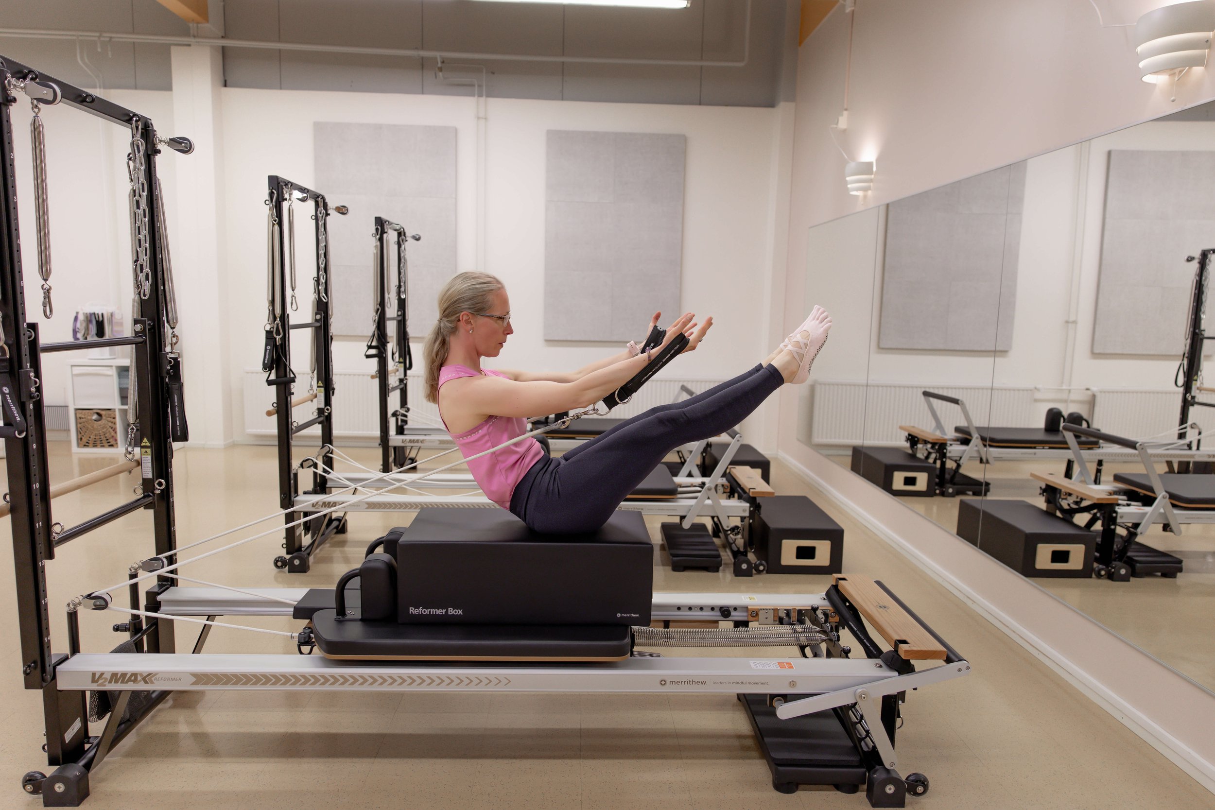 Sonja Peltokangas suorittaa pilatesharjoitusta pilateslaitteessa.