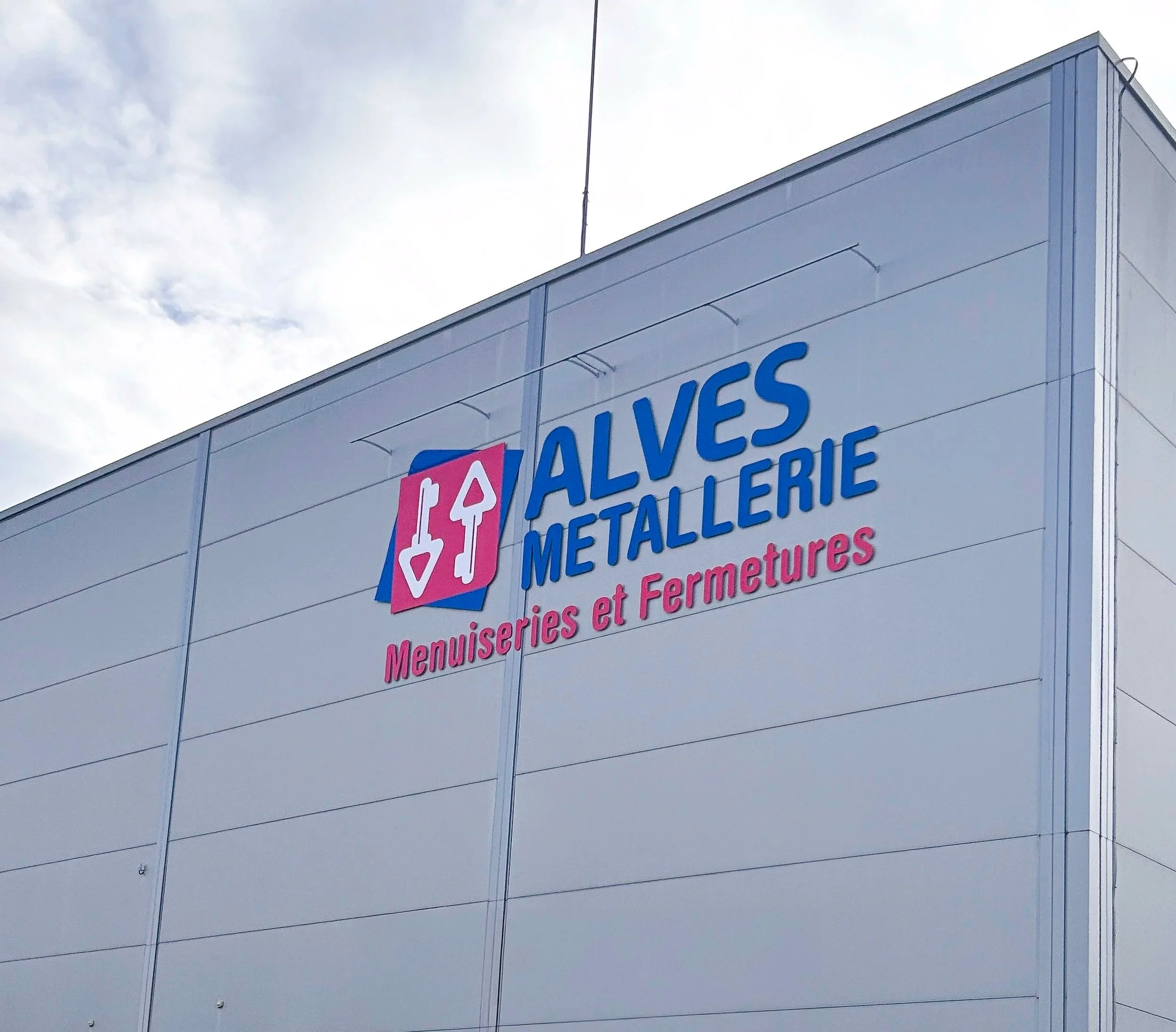 Panneau de signalisation avec le texte 'ALVÉOL - MÉTALLERIE'.