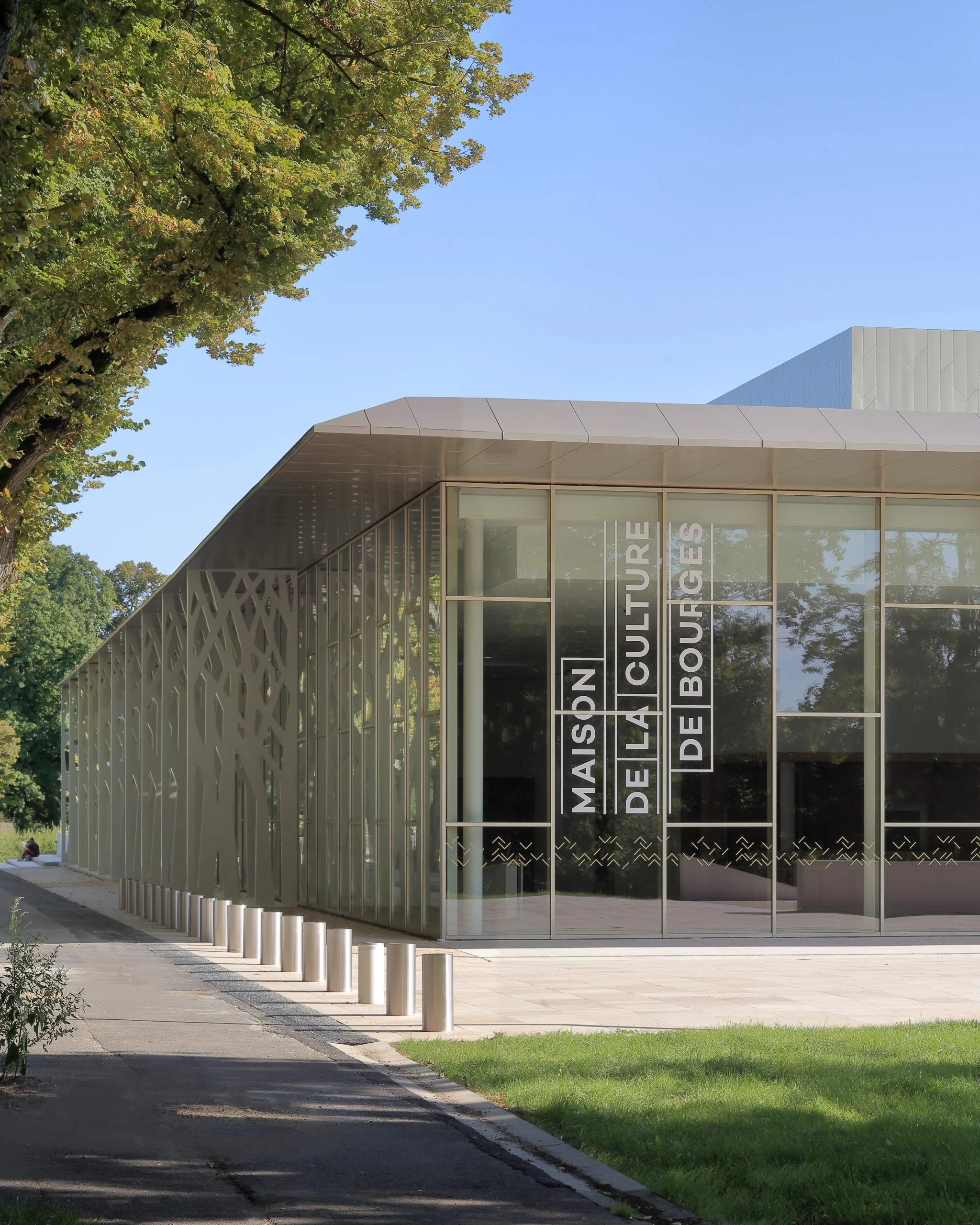 Bâtiment de la nouvelle maison de la culture située dans la ville de Bourges 18000 Cher. Maison en avant de son architecture avec ses pendillons et ses façades totalement vitrées.