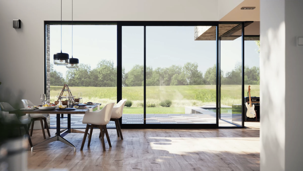 Salle à manger moderne avec grande fenêtre coulissante, vue sur un jardin, table décorée, fauteuils en blanc, guitare électrique sur amplificateur