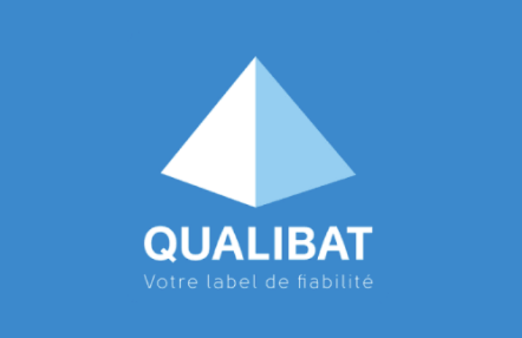 Logo de Qualibat avec une montagne stylisée et le texte 'QUALIBAT Votre label de fiabilité' sur fond bleu
