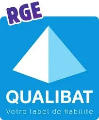 Logo de QUALIBAT avec un sommet pyramidal blanc sur fond bleu et le texte 'RGE' en haut et 'Votre label de fiabilité' en bas.