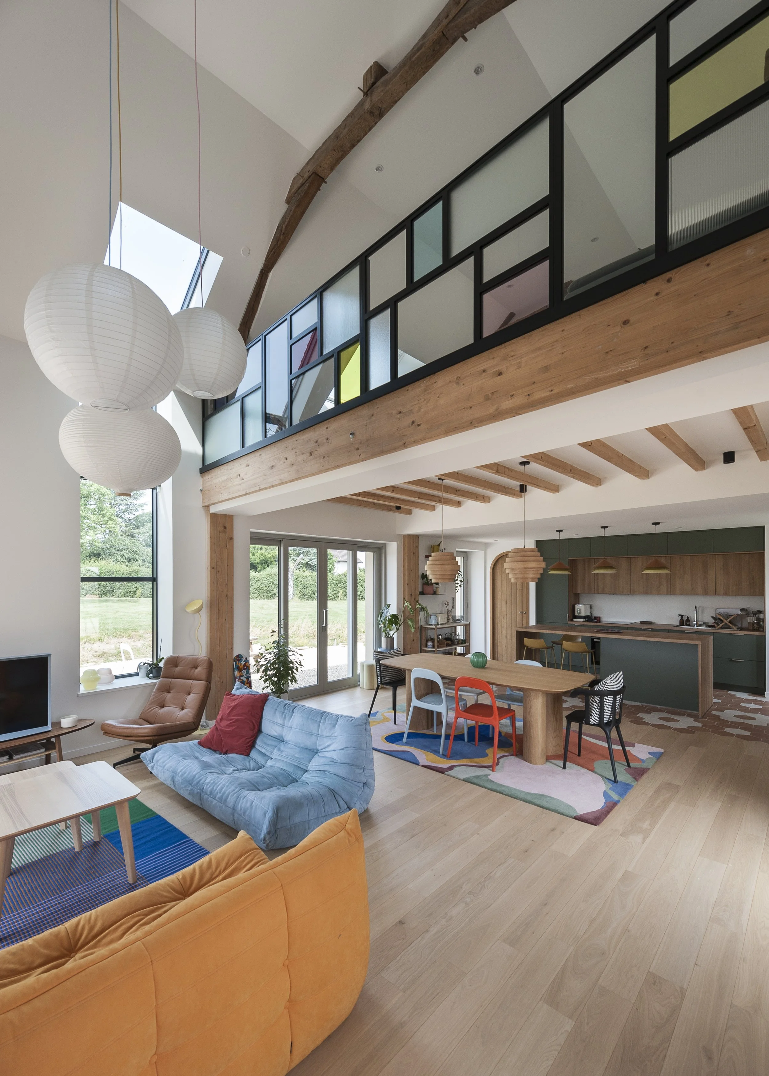 Balustrade en fer forgé avec un ornement doré, vue partielle dans un intérieur