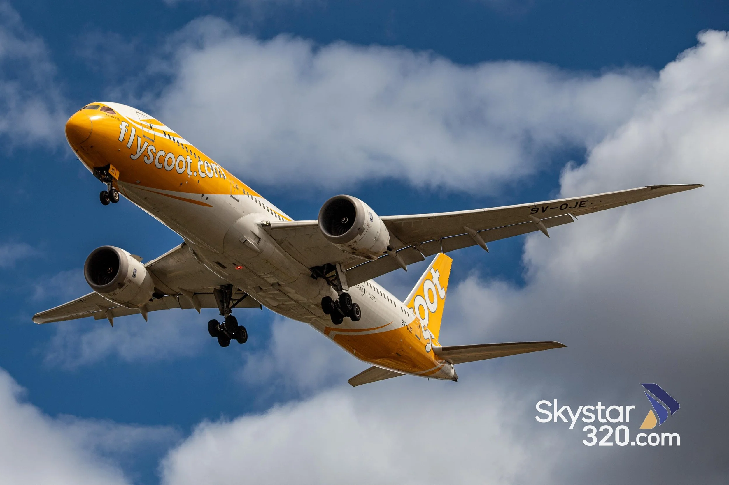 Scoot 787 on finals into Melbourne Airport