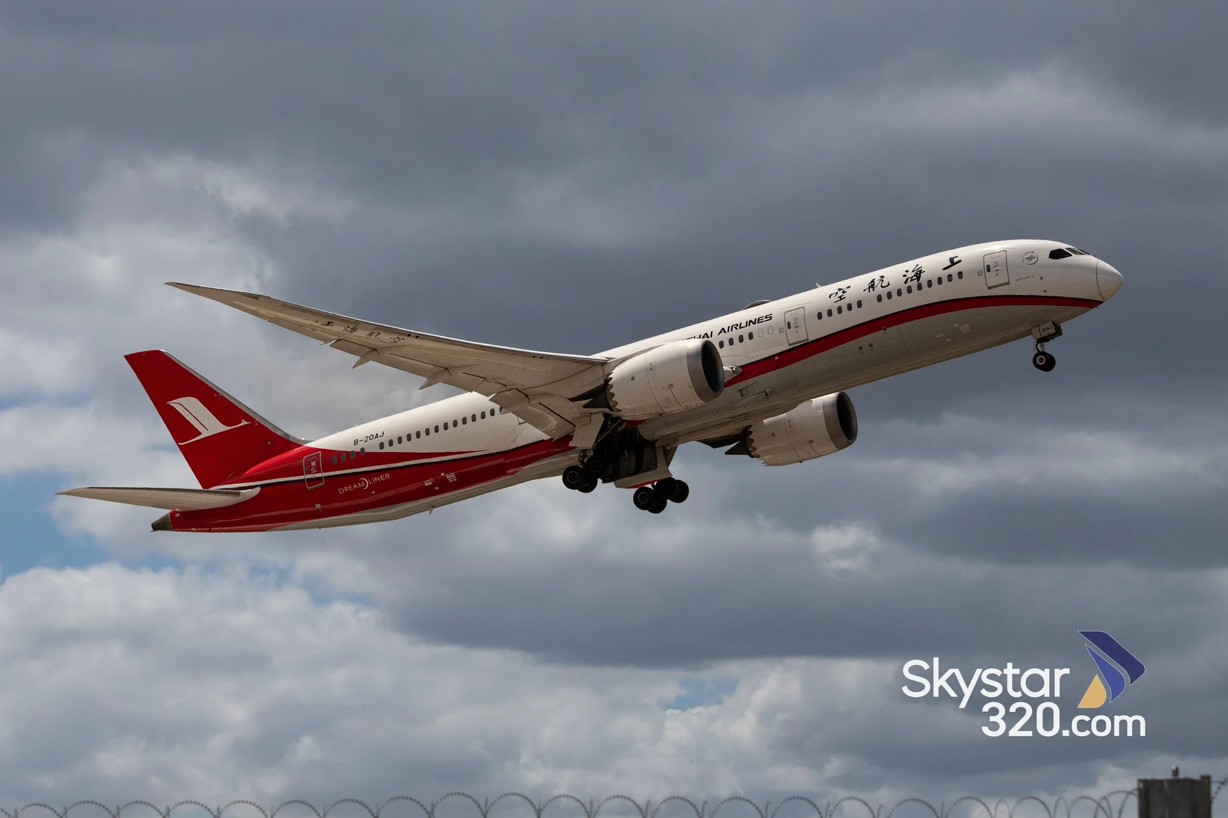 Shanghai Airlines 787 Departing Melbourne Airport