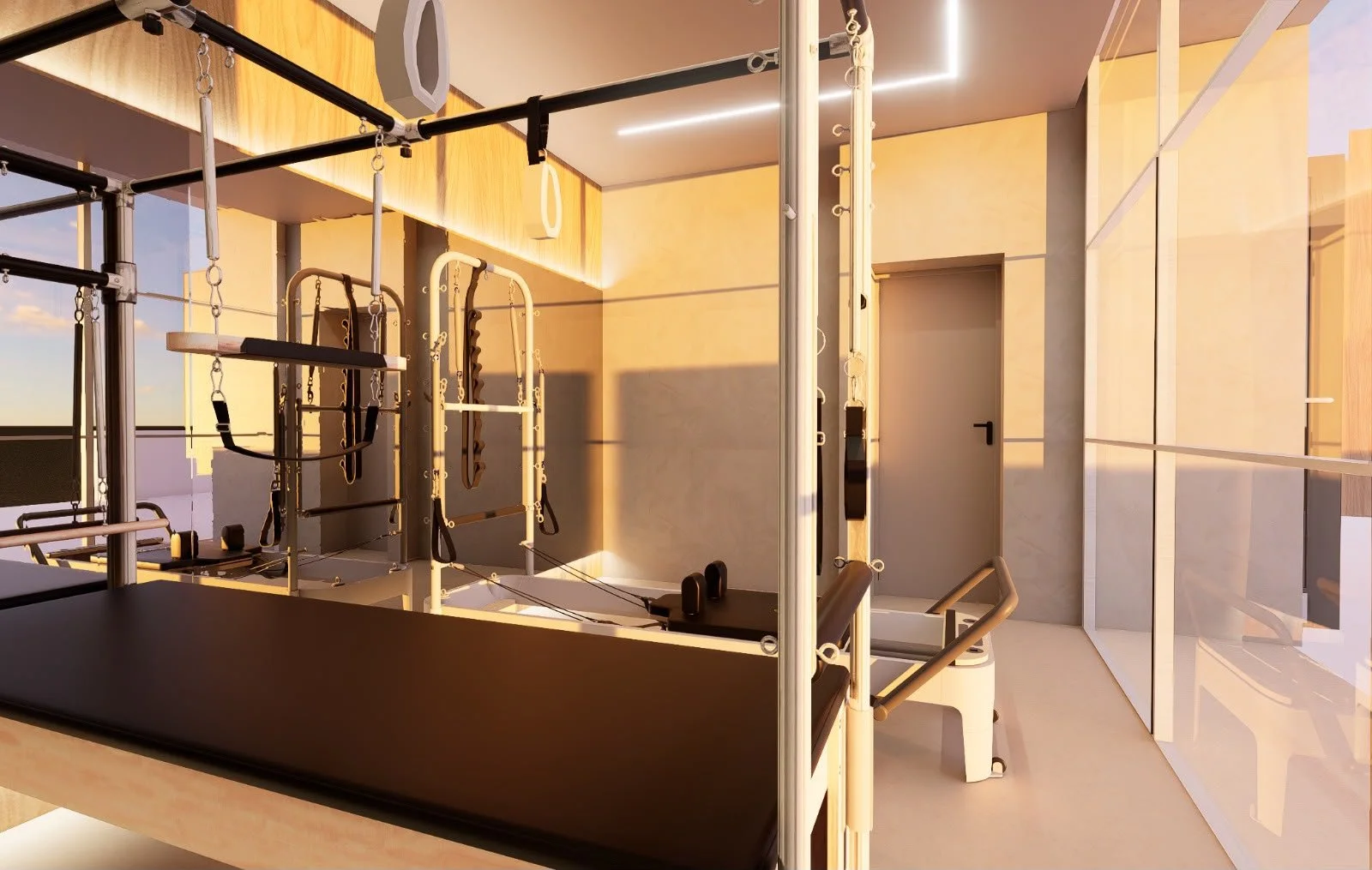 Sala de ginástica com equipamentos de exercícios, janelas de vidro e iluminação natural.