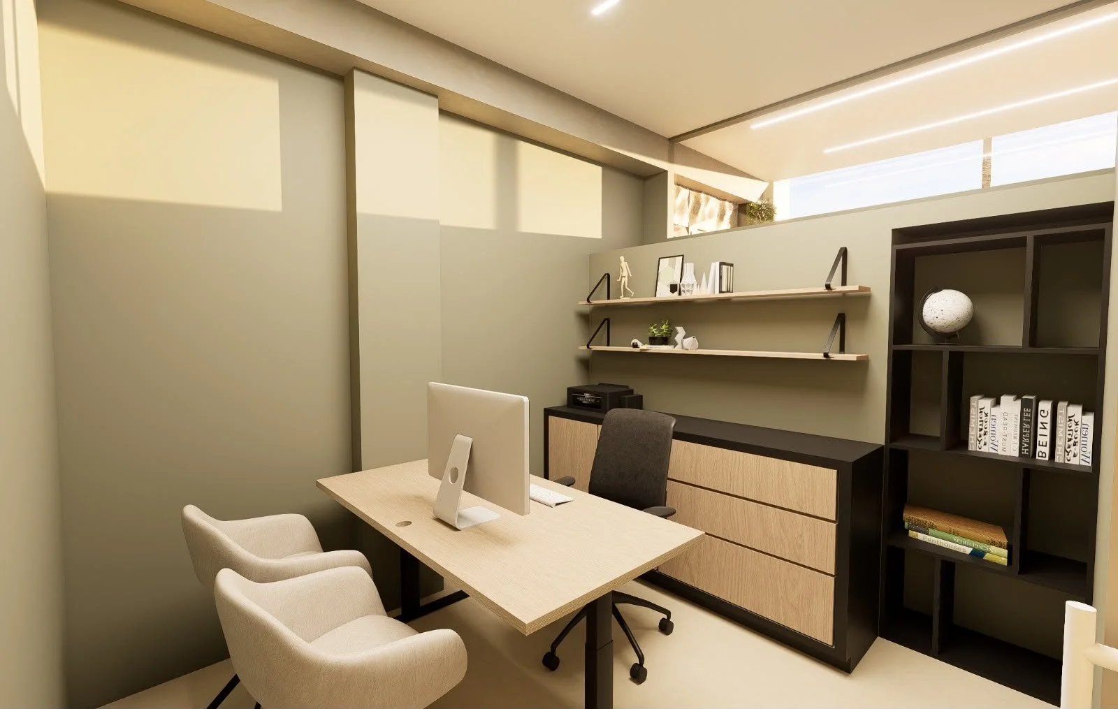 Escritório moderno com parede de cor bege, mesa de trabalho com um computador, duas cadeiras de tecido bege, prateleiras com objetos decorativos, livros e uma planta, armário de madeira com gavetas e uma estante preta com livros e uma luminária, ilum