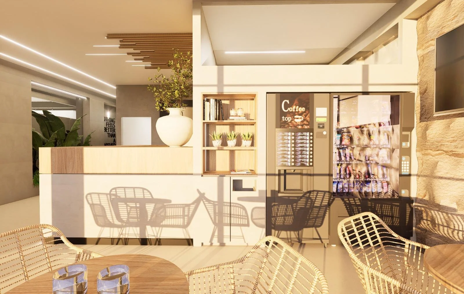 Ambiente de um café ou espaço de convivência com móveis de madeira, vasos com plantas, uma máquina de refrigerantes, cadeiras de vime e mesas de madeira, iluminação moderna e decoração aconchegante.