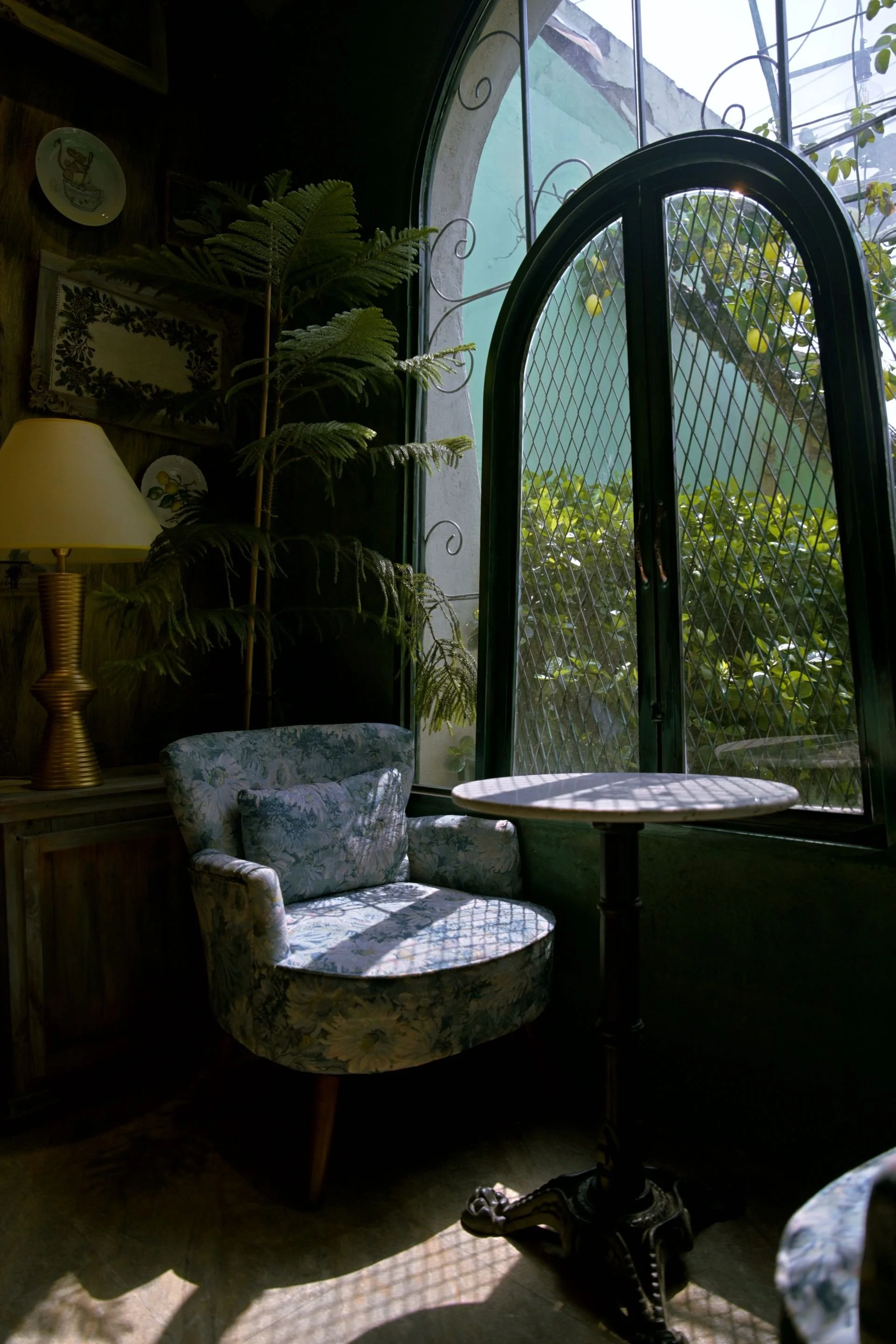 Vintage-inspired living room with antique décor, natural light and timeless interiors representing thoughtful social media marketing for vintage and home décor businesses.