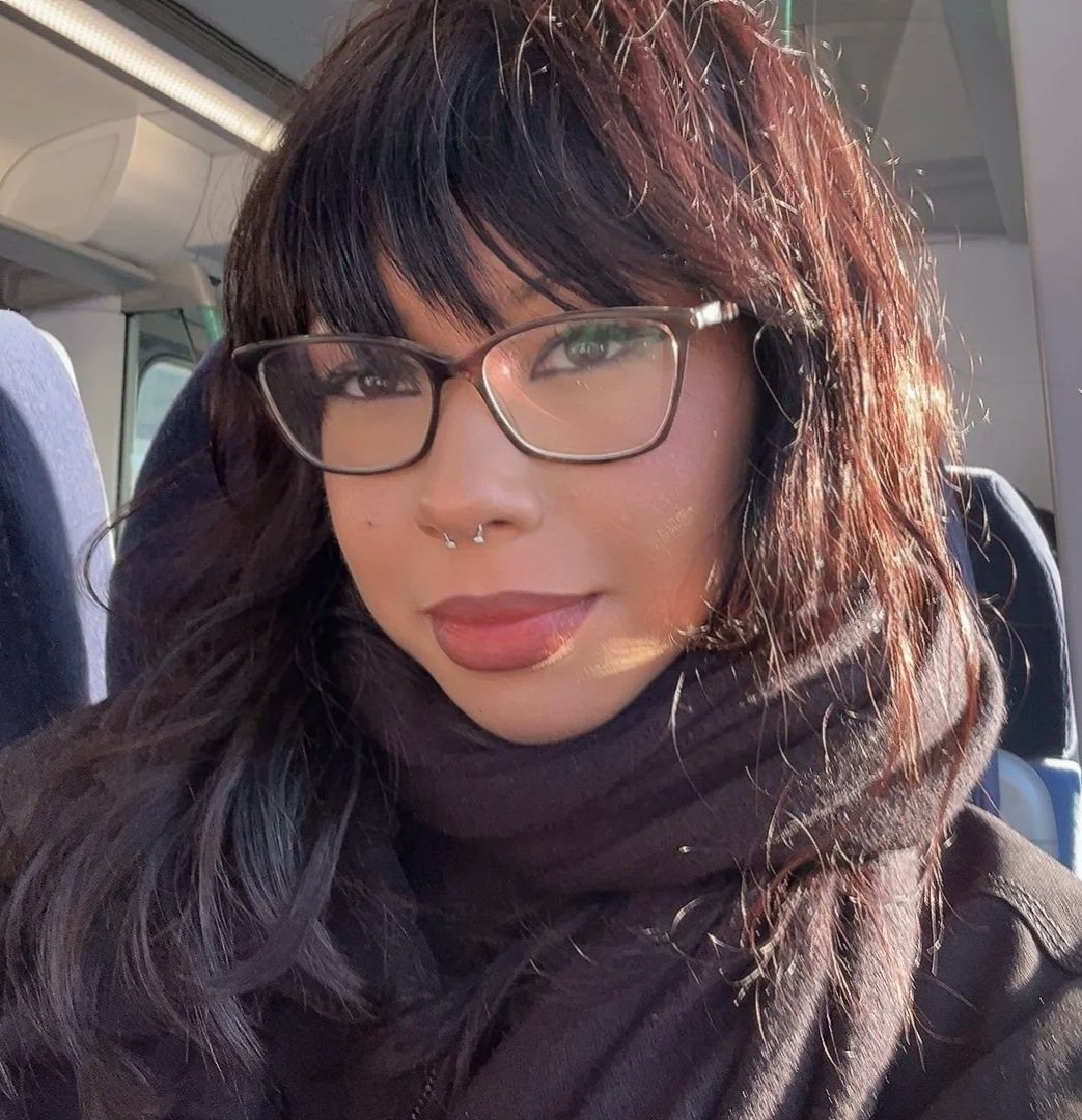 Portrait of Charlotte, founder of Charlotte Yves, a social media marketing specialist helping vintage, antique and home décor businesses grow online.