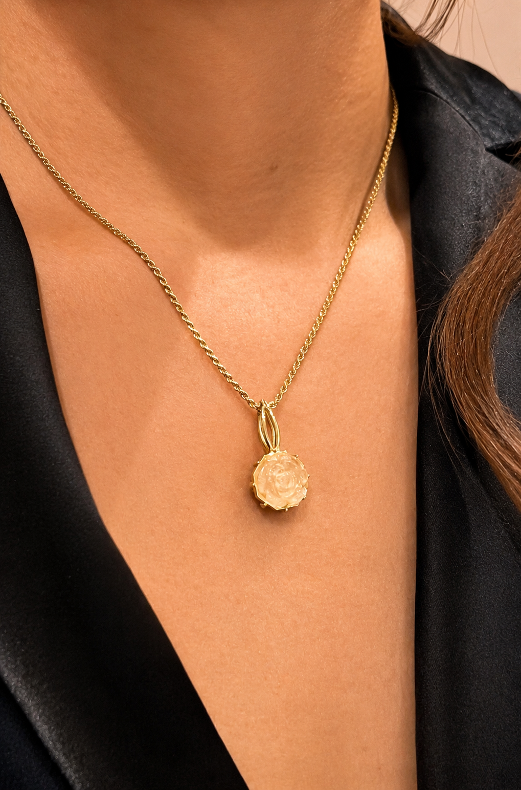 Goldene Halskette mit rosa Anhänger