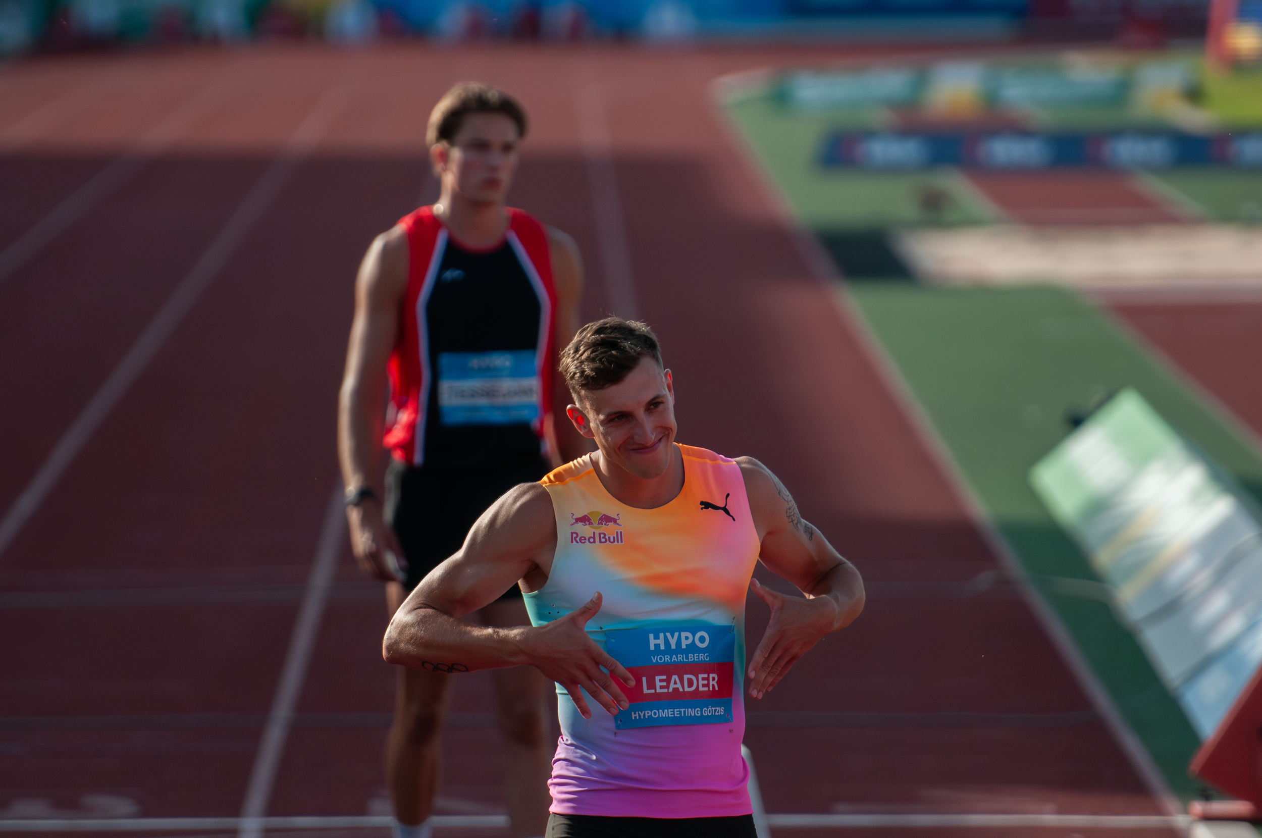 Leichtathlet bei einem Lauf in einem Stadion.