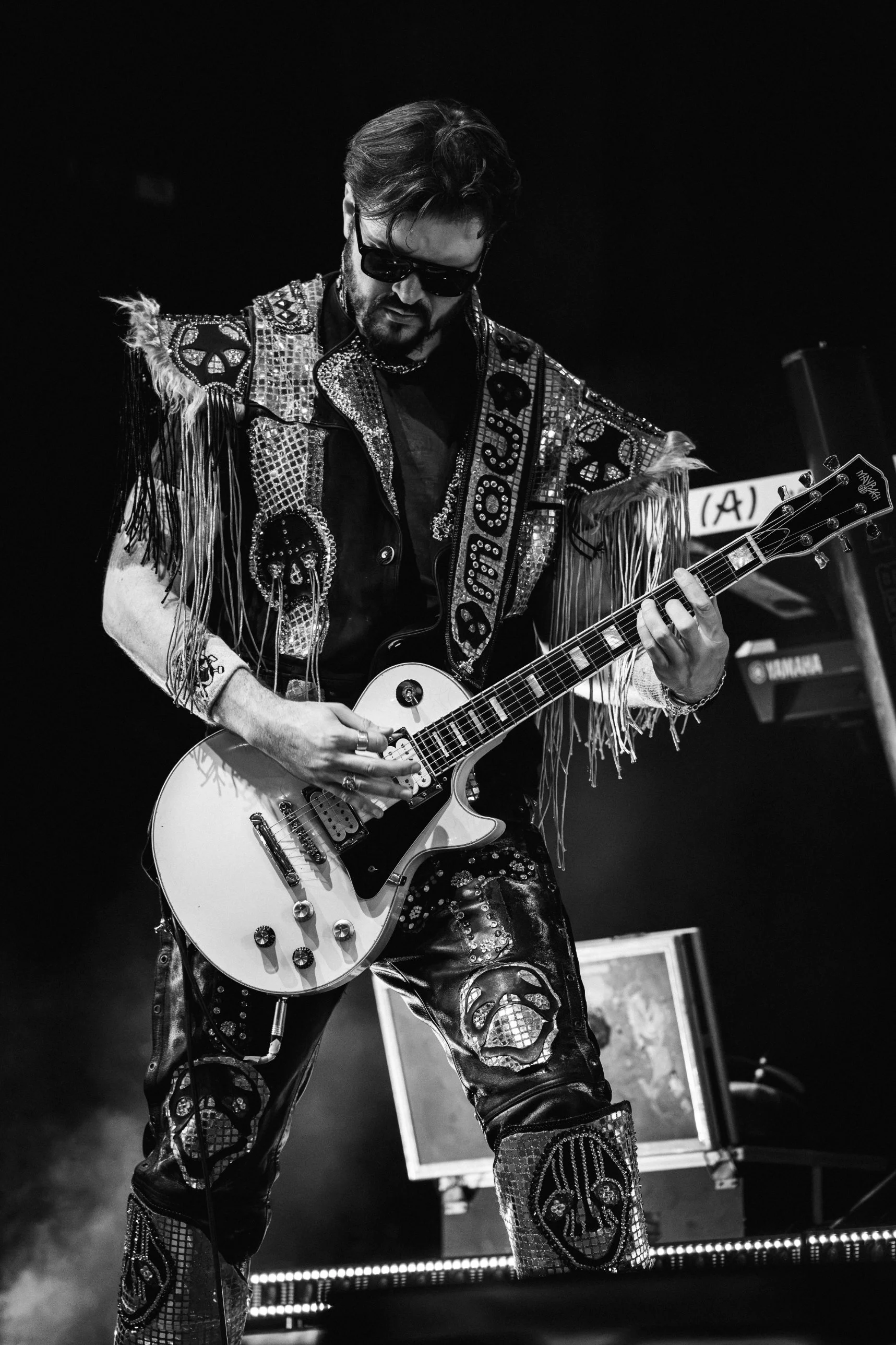 Gitarrist von Leck O'Mio mit weißer Gitarre im Glitzeroutfit, Schwarzweiß – Konzertfotografie Kirchweih Gersthofen 2026