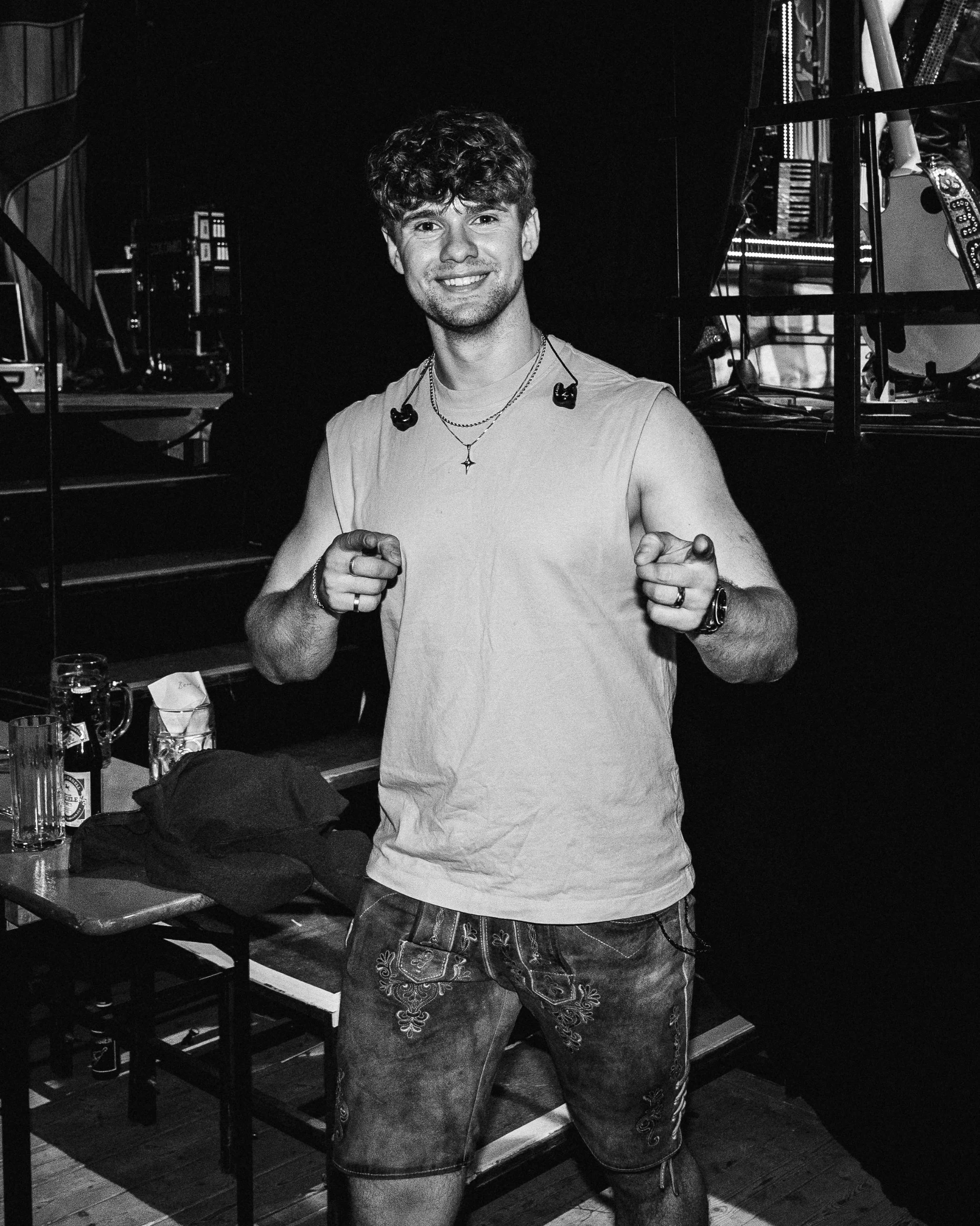 Bandmitglied von Leck O'Mio backstage mit In-Ear-Monitoren, Schwarzweiß – Kirchweih Gersthofen 2026