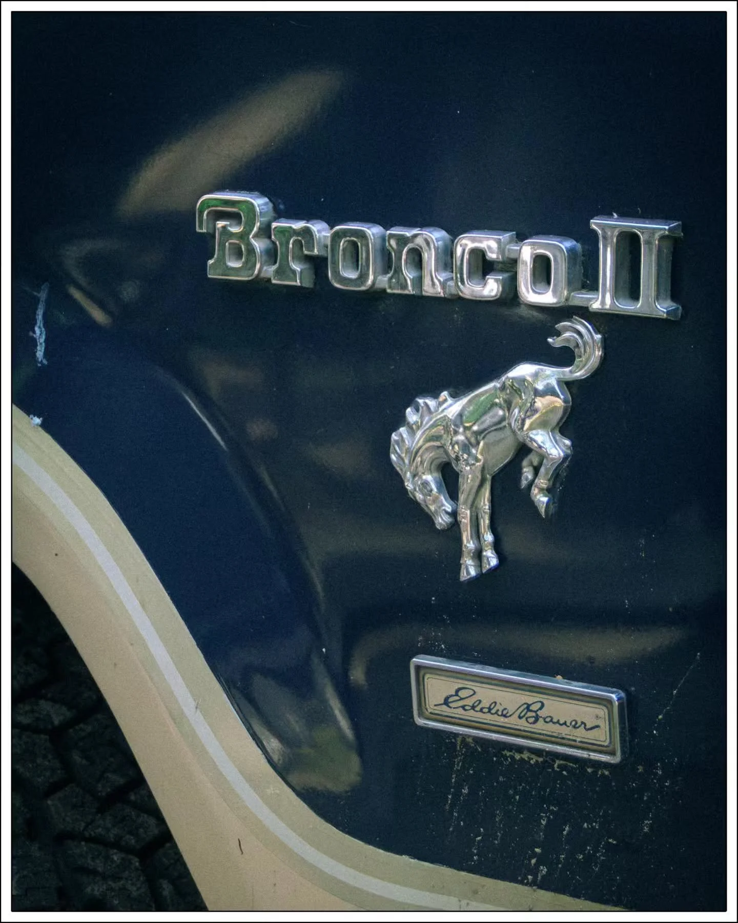 [DE] Ein Ford Bronco II an einer Stra&szlig;e, zwei Minuten sp&auml;ter die Gracht im
Abendlicht. Holland liefert die Motive frei Haus, man muss nur langsam genug laufen.

Mehr Bilder von der Reise: Website, Link in Bio.

📍Amsterdam, NL 

[EN]A Ford