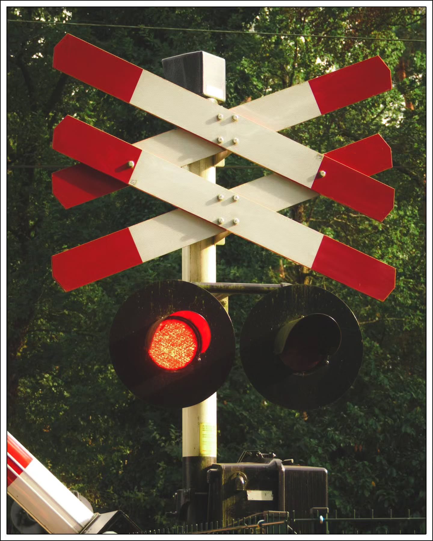 [DE] Andreaskreuz auf Rot, unten am Wasser l&auml;uft der Nachmittag trotzdem weiter. 

Mehr von der Reise: Website, Link in Bio.
📍Amsterdam, NL

[EN] A level crossing showing red, while down at the water the afternoon carries on
Regardless.

More f