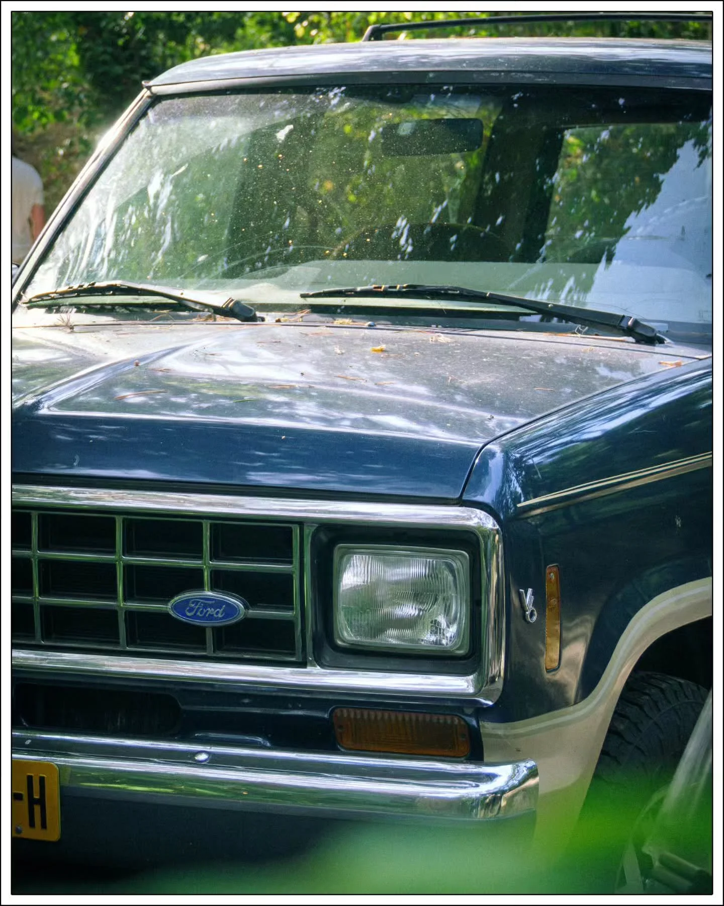 [DE] Mittags ein Ford, der schon ein paar Sommer gesehen hat. Abends Neonrot an einer
Hausfassade. Dazwischen lagen nur ein paar Stunden.

Mehr von der Reise: Website, Link in Bio.
📍Niederlande, NL

[EN] A Ford that has seen a few summers in the