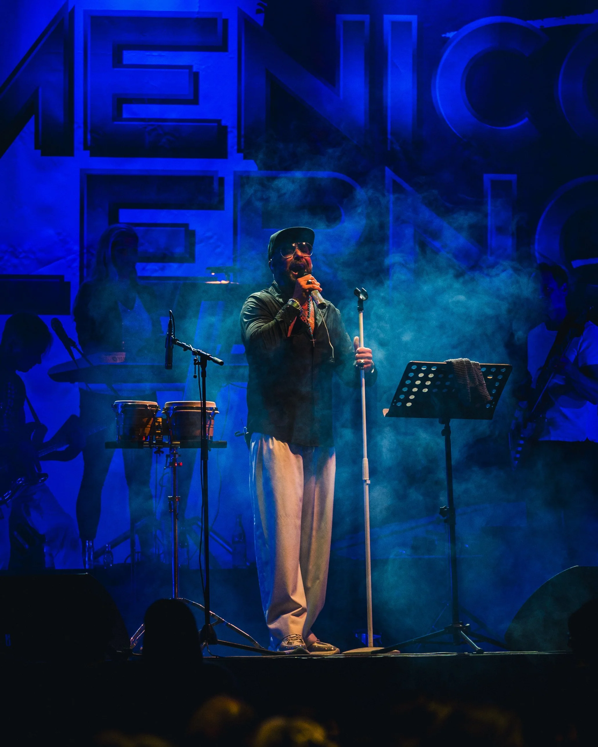 Domenico Salerno auf der Bühne in blauem Licht und Nebel vor seiner Band – Kirchweih Gersthofen 2026