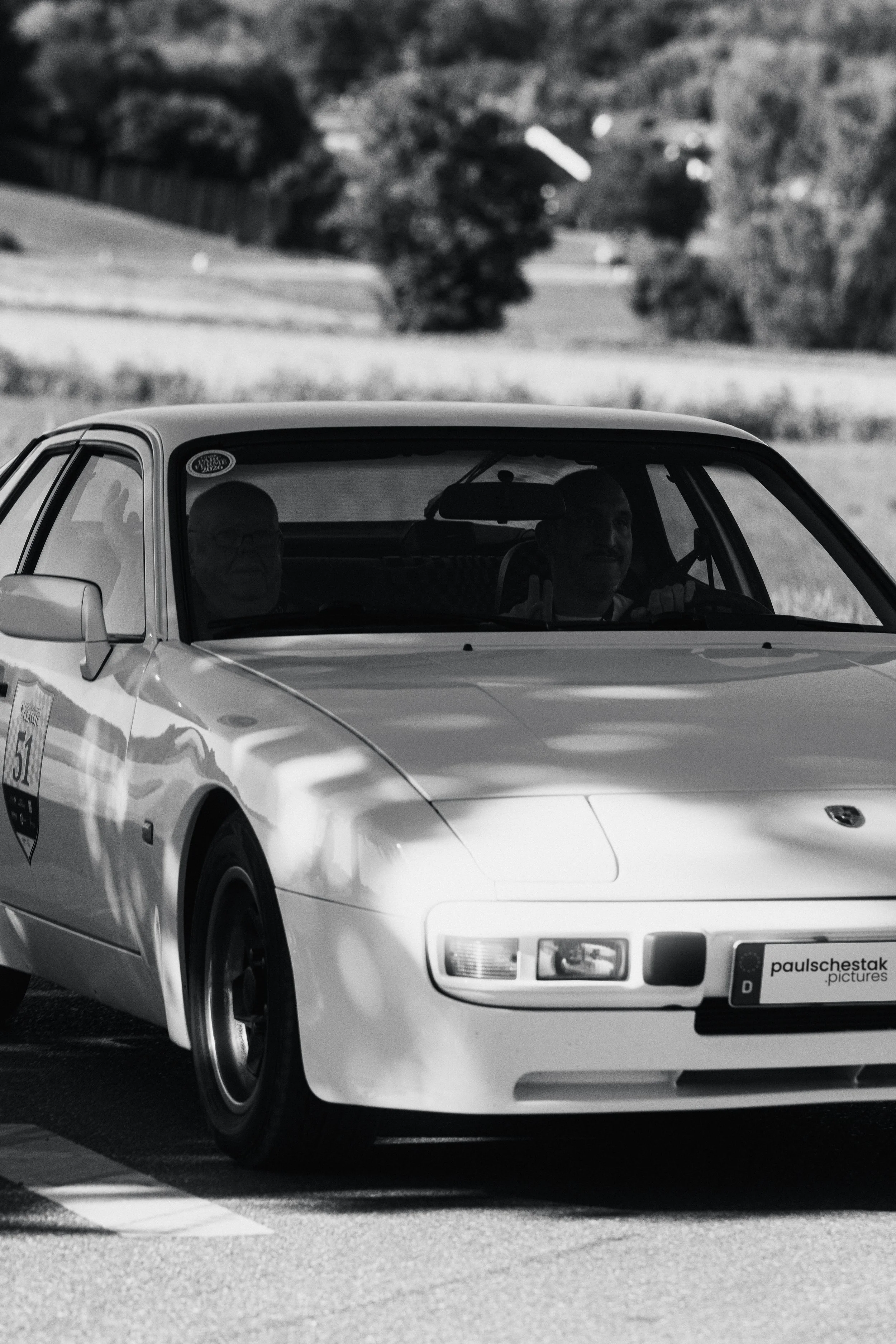 Weißer klassischer Porsche in Schwarzweiß, Frontansicht mit Licht und Schatten