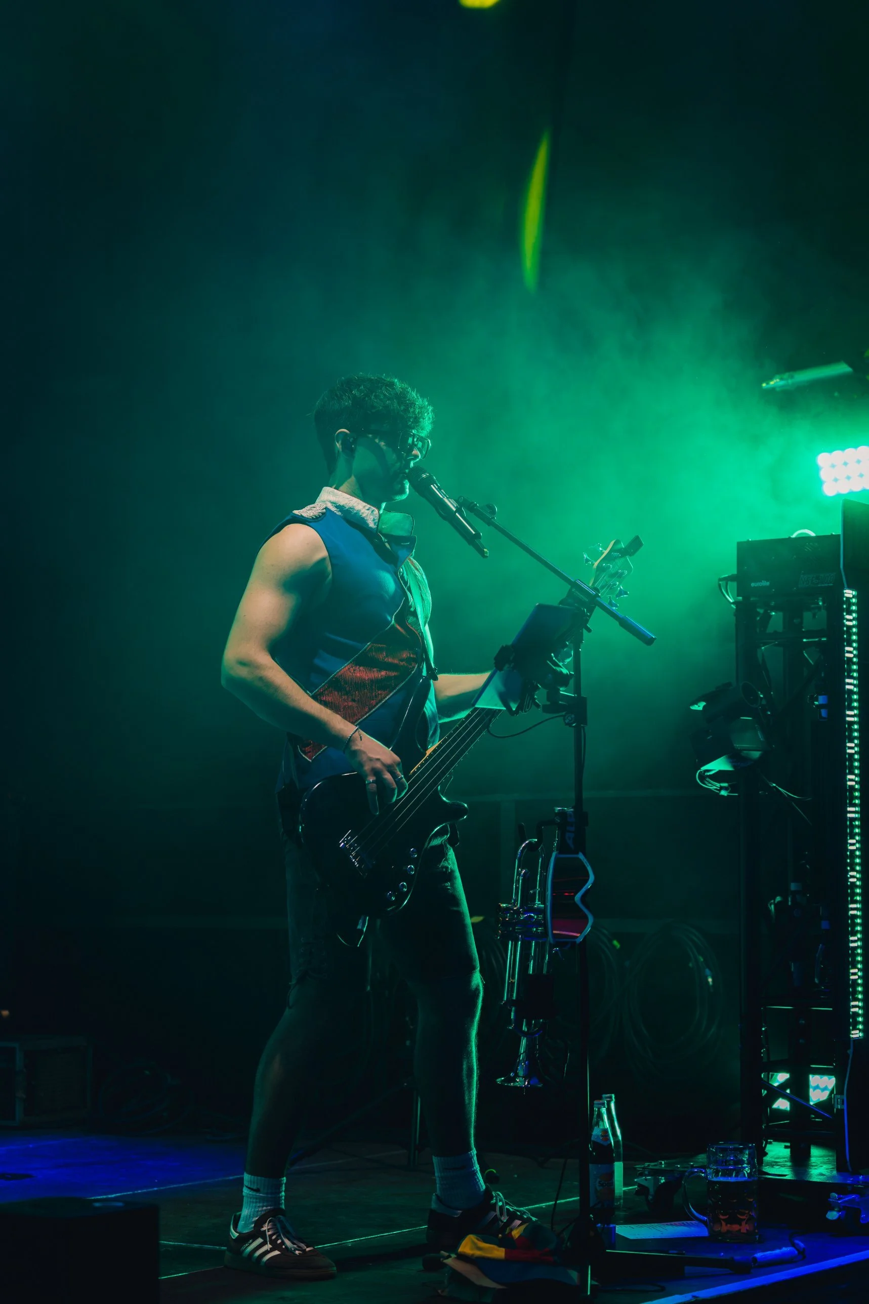 Bassist von Leck O'Mio singt im grünen Bühnennebel – Kirchweih Gersthofen 2026, HABOS Festschänke