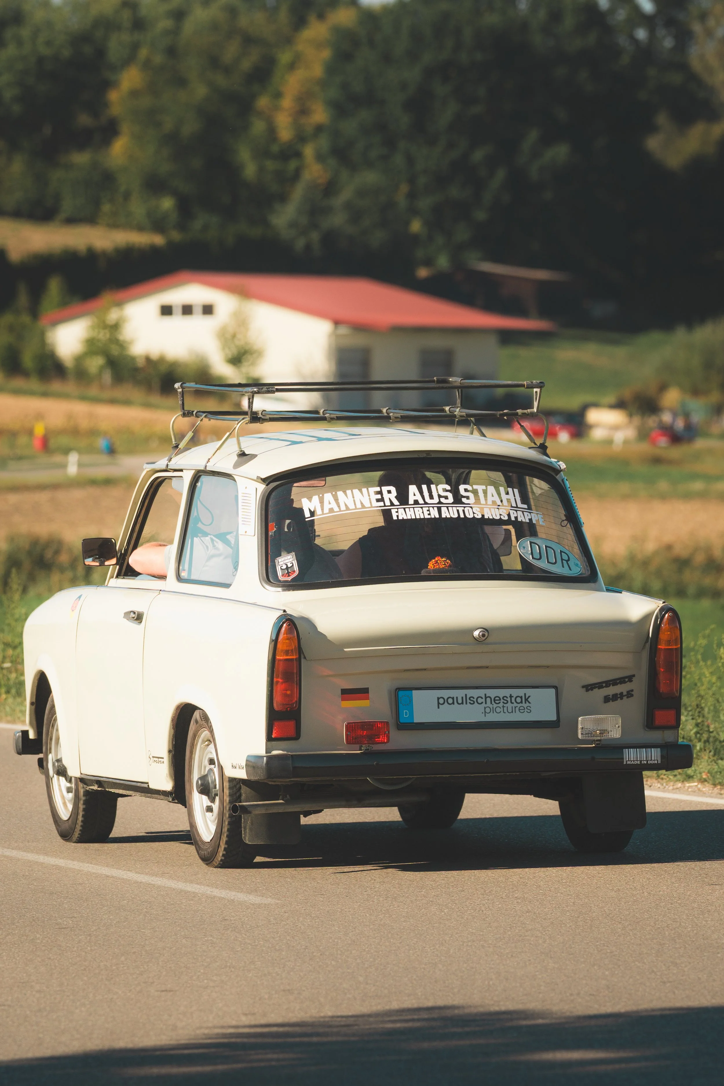 Trabant 601 mit Dachträger auf der Landstraße bei der Fuggerstadt Classic
