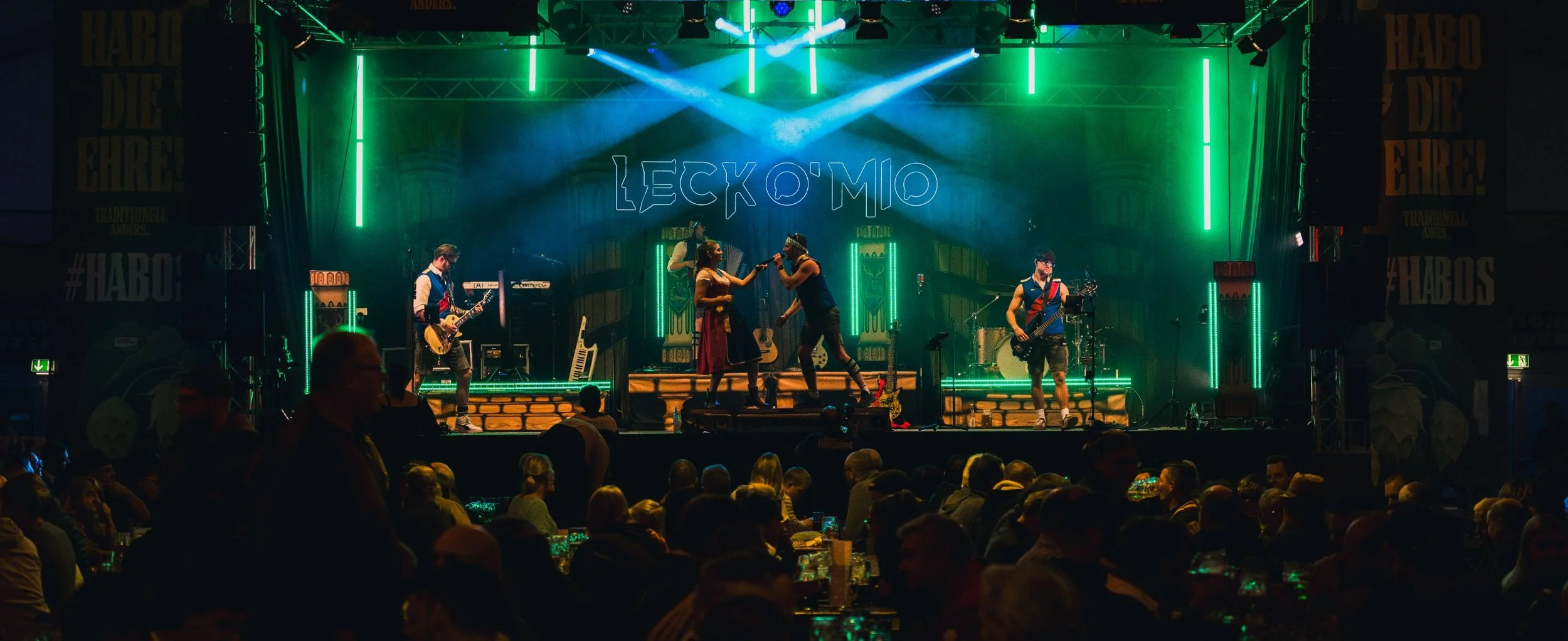 Leck O'Mio live auf der Bühne der HABOS Festschänke – Partyband vor vollem Festzelt, Kirchweih Gersthofen 2026